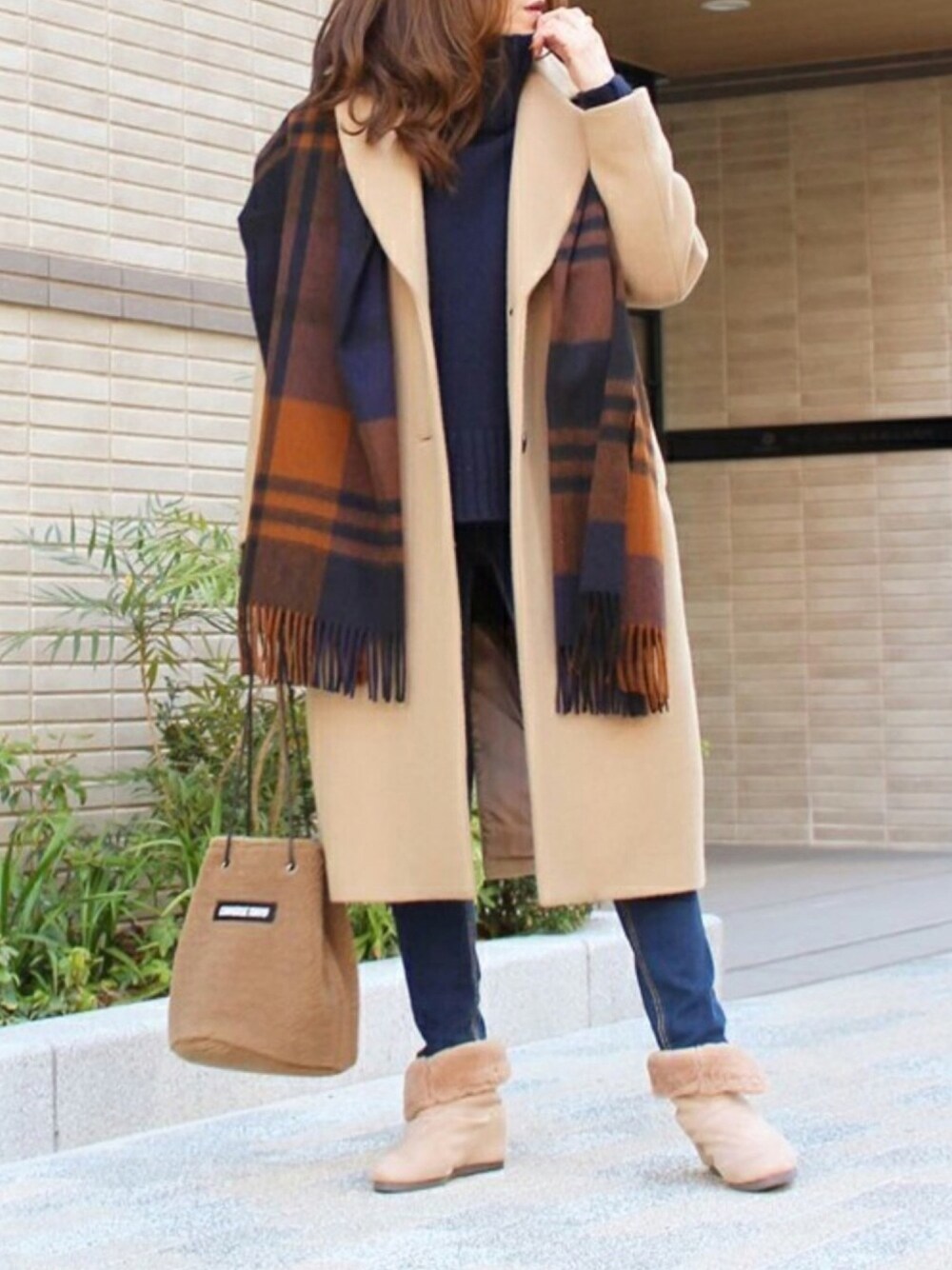「大人カジュアル、シンプルコーデ、冬、キャメル、ファーブーツ、ootd、コンバース、FRAMeWORK」｜「Finのエコファー2WAYショートブーツ【低反発スポンジ入り】（ブーツ、ベージュ系）」を使った、mamiさん（レディース・157cm）の冬コーディネートの1枚目の写真