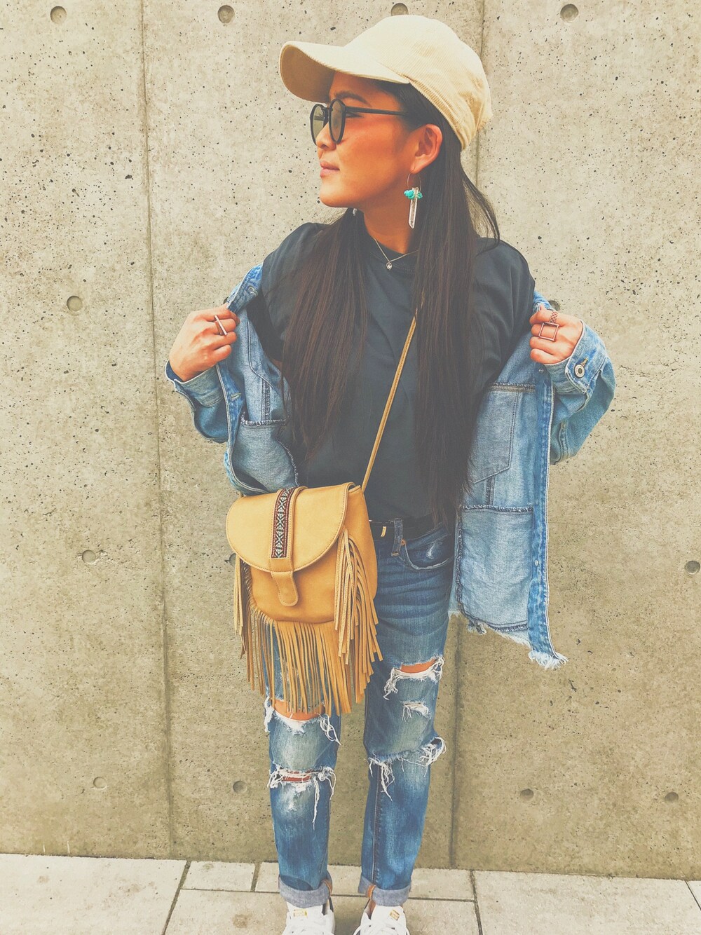 「アイラブメンズライク、ootd、デニムオンデニム、denimondenim、spring、キャップ、シンプルコーデ」｜「Bershkaのアイテム（Tシャツ/カットソー、グレー系）」を使った、miwa.Oさん（レディース・150cm）の春コーディネートの1枚目の写真