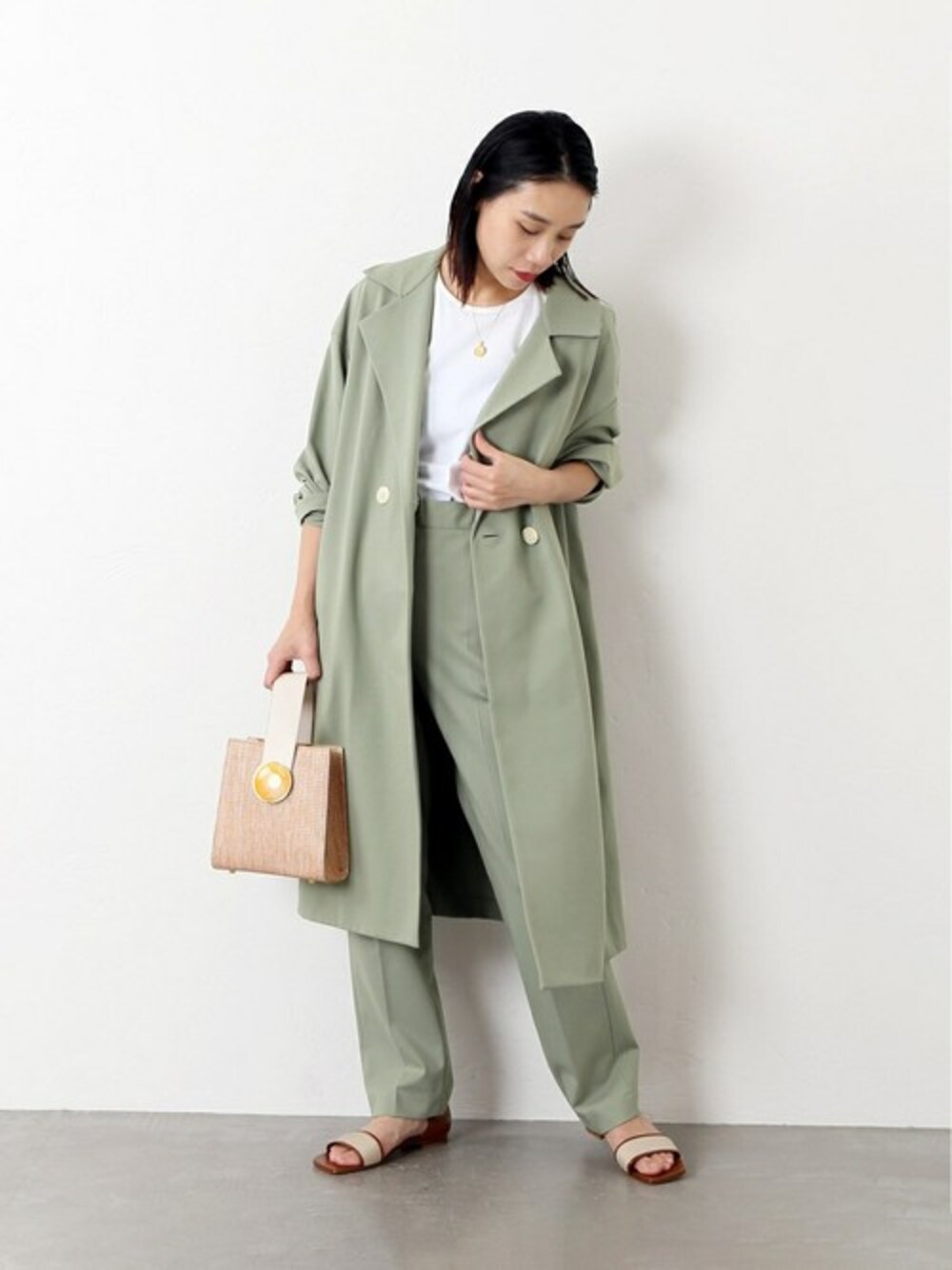 グリーン系のテーラードジャケットを着用したレディースの冬コーディネートの1枚目の写真