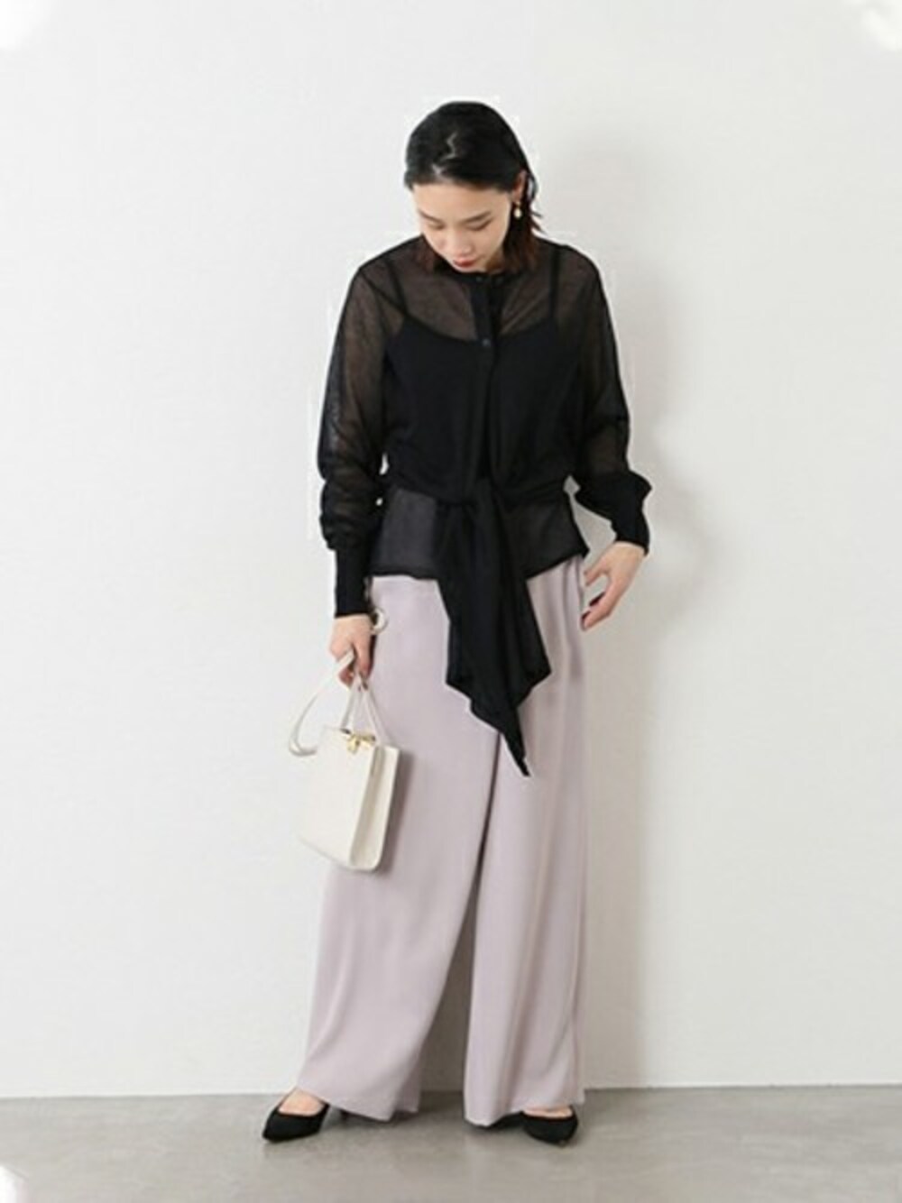 ブラック系のカーディガン/ボレロ、ベージュ系のその他パンツを着用したレディースの冬コーディネートの1枚目の写真