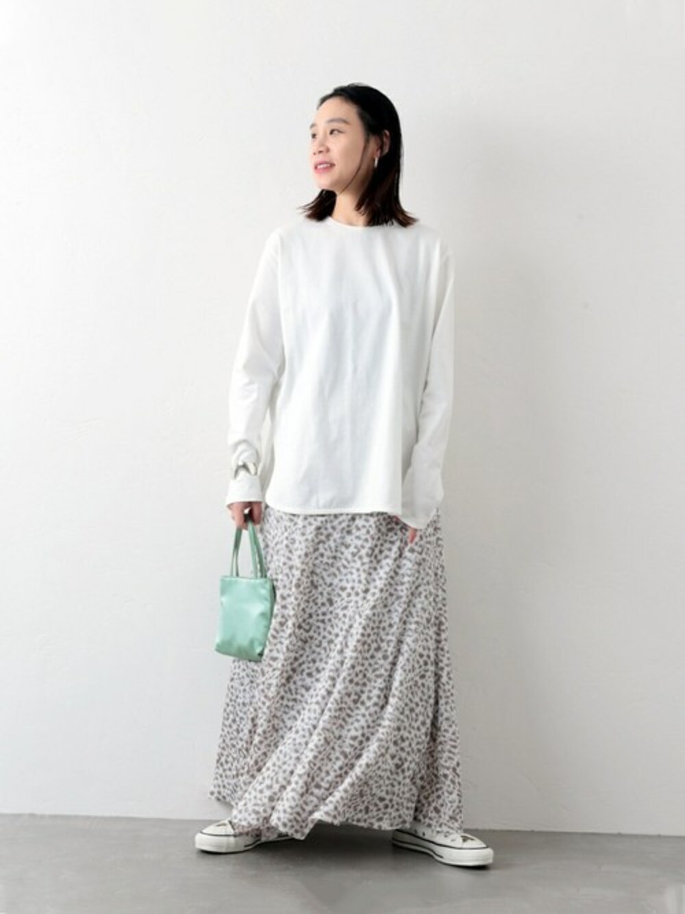 ホワイト系のTシャツ/カットソーを着用したレディースの春コーディネートの1枚目の写真