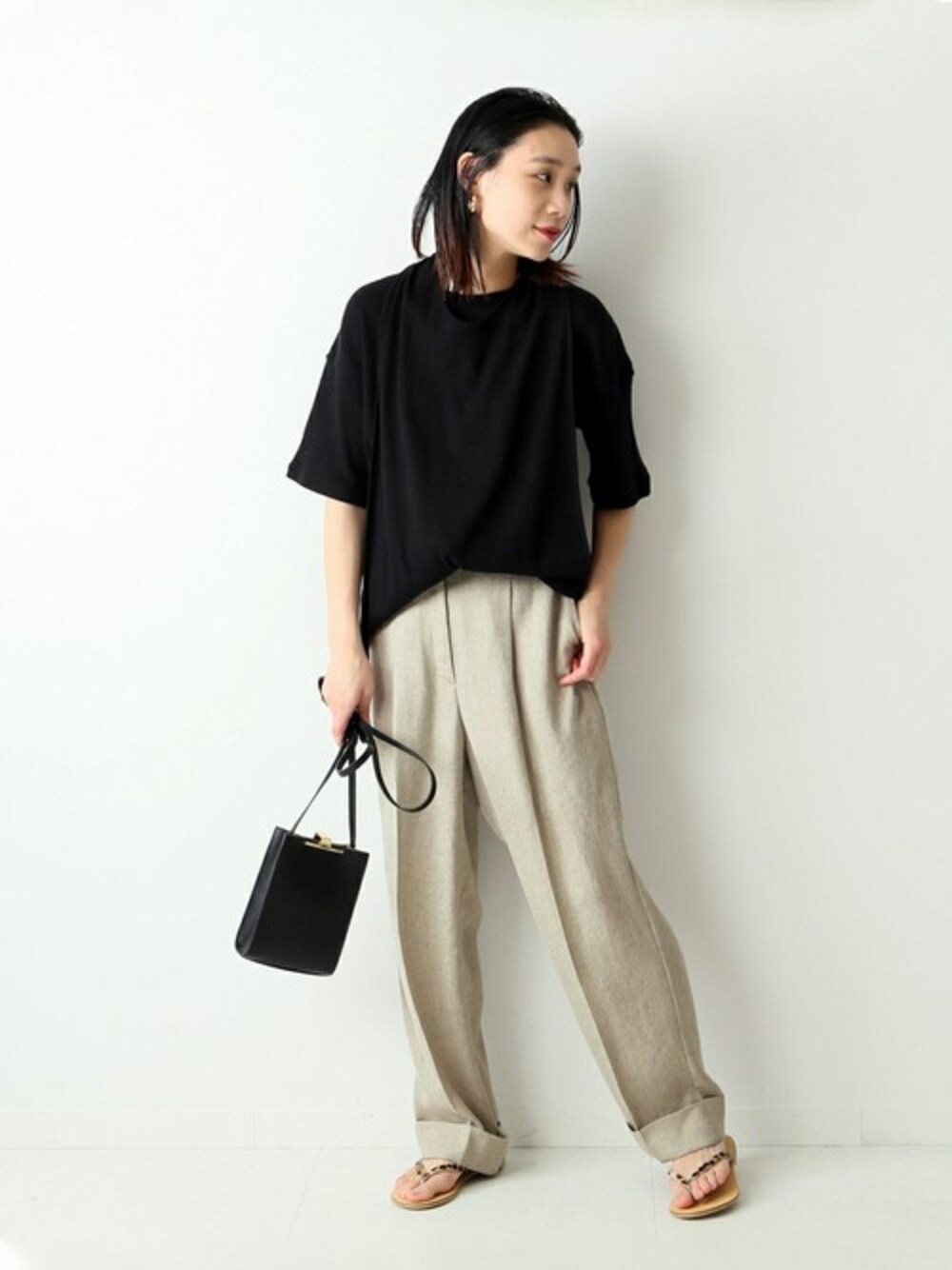 ベージュ系のその他パンツを着用したレディースの春コーディネートの1枚目の写真