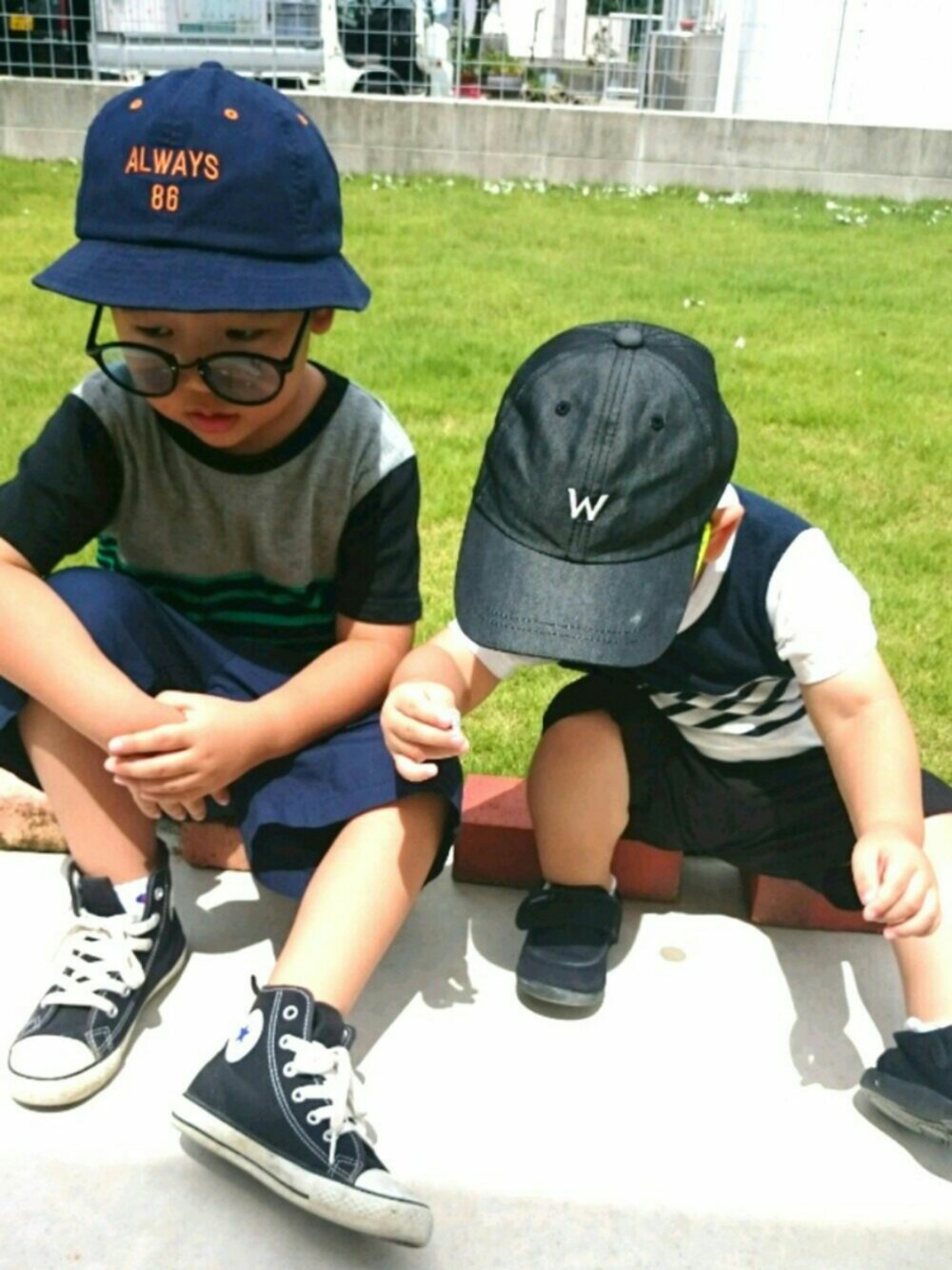 「男の子、ハット、キャップ、プチプラ、西松屋、kids、夏コーデ、サングラス、ハーフパンツ」｜「西松屋のアイテム（キャップ、ブラック系）」を使った、mu〜toさん（キッズ・120cm）の夏コーディネートの1枚目の写真