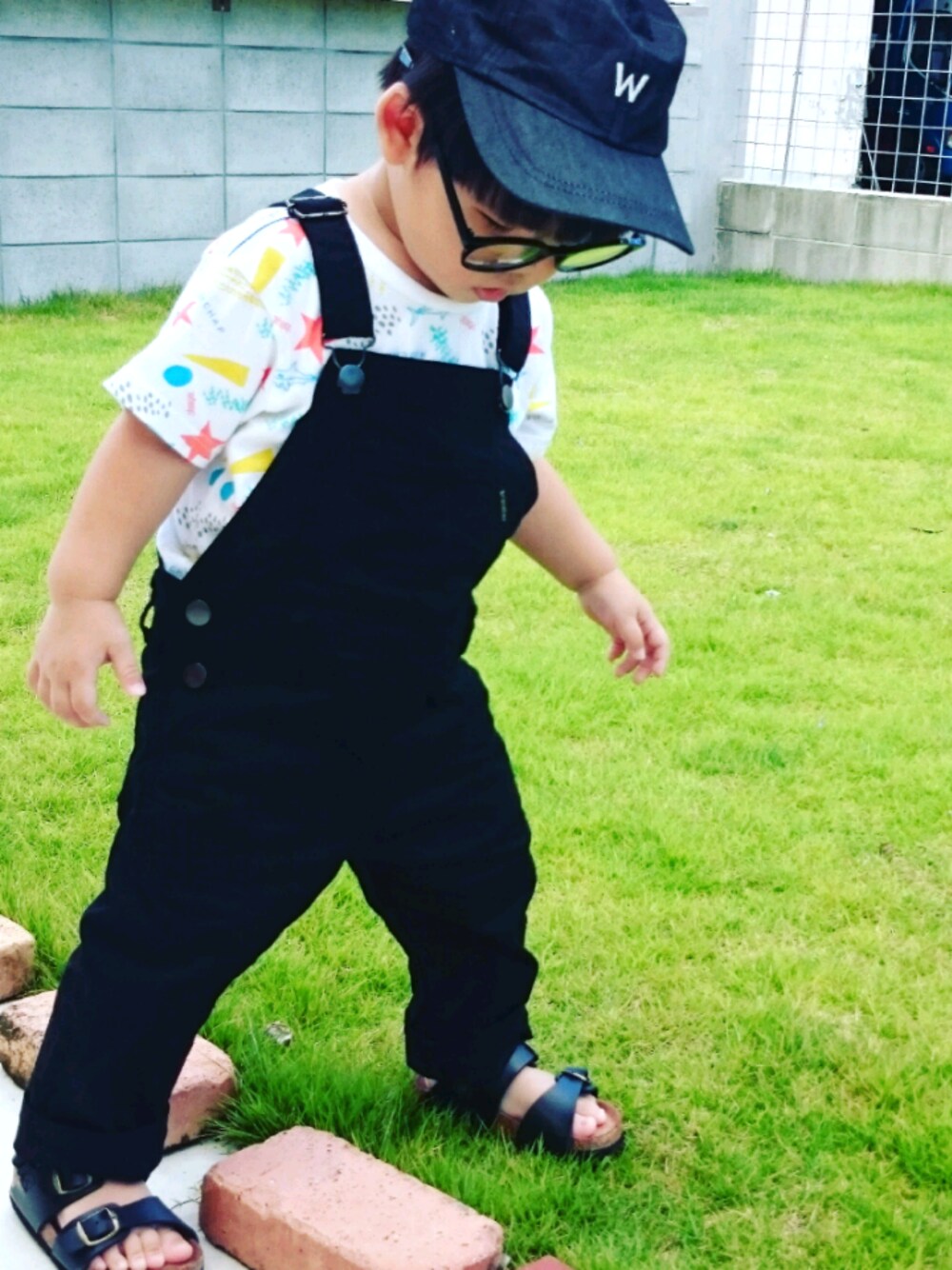 「夏、夏セールで買いました、カジュアルコーデ、Branshes、キャップ、おとこのこ、kids、メガネ男子、サロペット、キッズコーデ」｜「BRANSHESの7分丈オーバーオール（サロペット/オーバーオール、ブラック系）」を使った、mu〜toさん（キッズ・110cm）の夏コーディネートの1枚目の写真