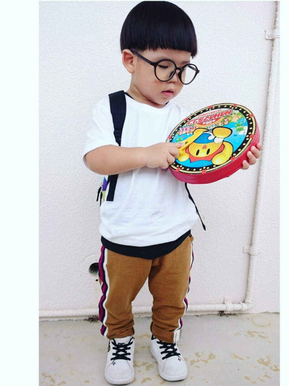 「秋服準備はじめました、キッズコーデ、シンプルコーデ、秋服、kids、ブランシェス、めがね、男の子、ラフ、ラインパンツ」｜「DCのアイテム（スニーカー、ホワイト系）」を使った、mu〜toさん（キッズ・110cm）の秋コーディネートの1枚目の写真