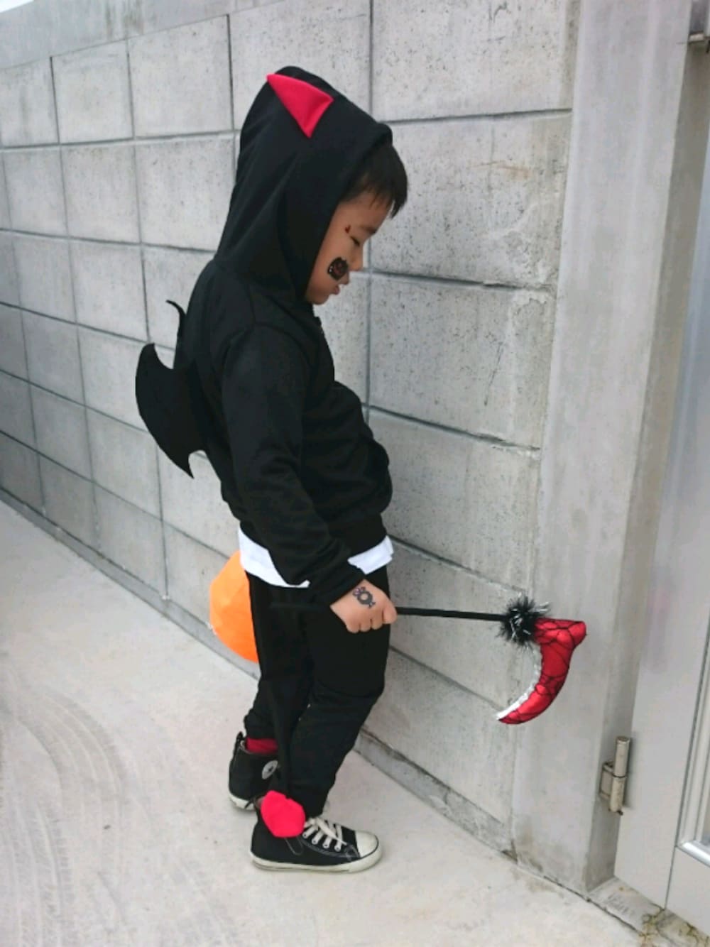 「ハロウィン、プチプラ、シンプル、キッズコーデ、男の子コーデ、黒、kids、おしゃれさんと繋がりたい、5歳」｜「CONVERSEのCONVERSE / CHILD ALL STAR N Z HI（スニーカー、ブラック系）」を使った、mu〜toさん（キッズ・110cm）の秋コーディネートの1枚目の写真