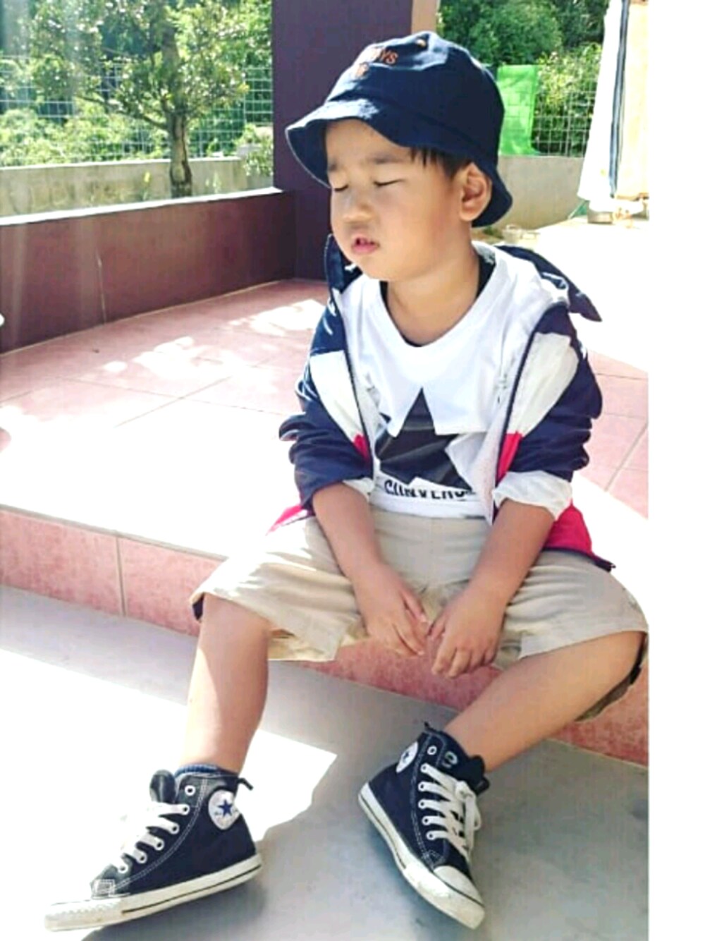 「kidsfashion、ナイロンジャケット、Branshes、シンプルコーデ、コンバース、男の子、ハット、おしゃれさんと繋がりたい、kids、ベージュ」｜「BRANSHESの【プチプラ】サイドラインハーフパンツ（その他パンツ、ベージュ系）」を使った、mu〜toさん（キッズ・110cm）の秋コーディネートの1枚目の写真