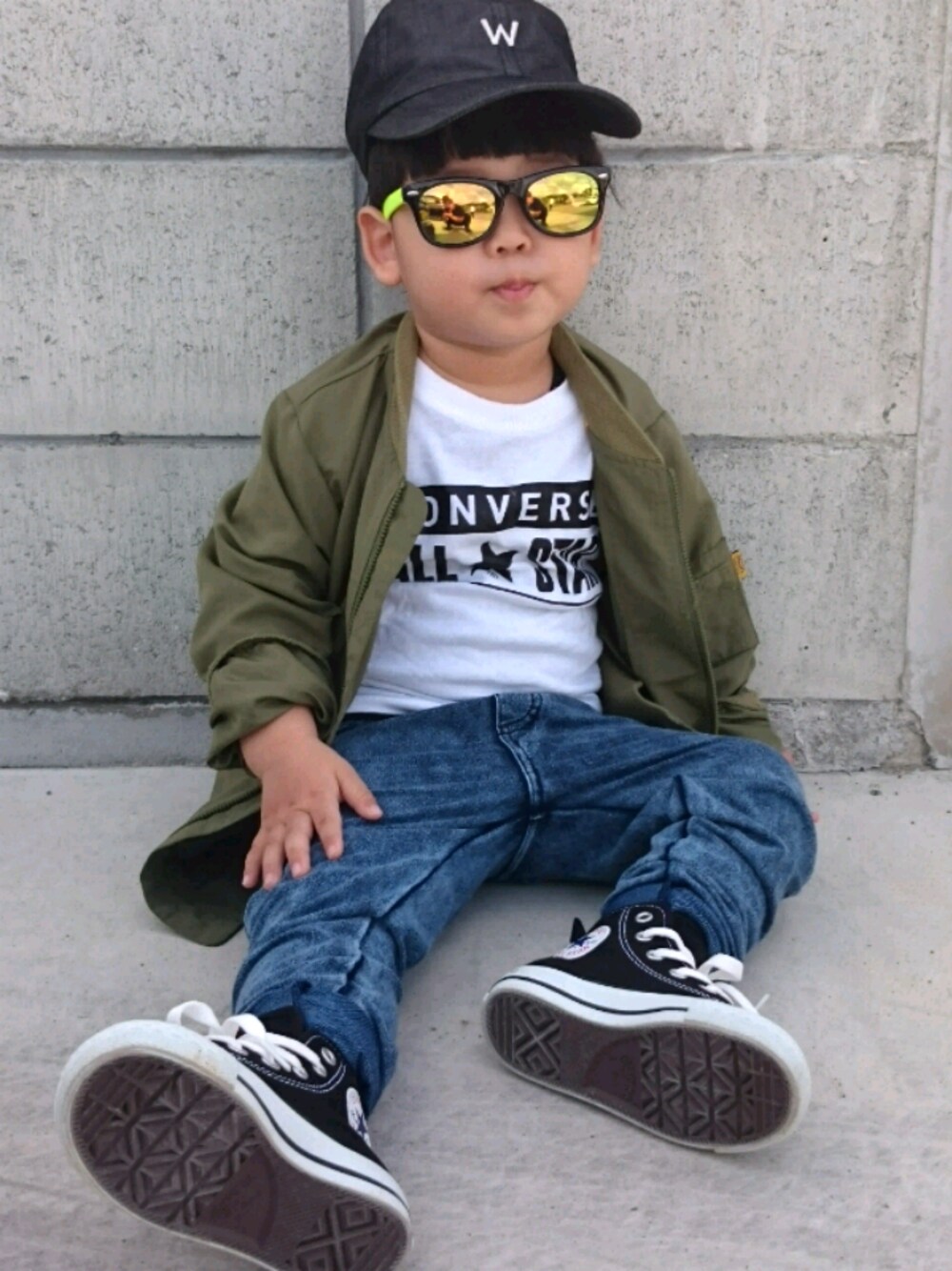 「アイラブCONVERSE、カジュアルコーデ、kids、休日スタイル、シンプルコーデ、カーキ、デニム、男の子、キャップ、おしゃれさんと繋がりたい」｜「西松屋のアイテム（デニムパンツ、ブルー系）」を使った、mu〜toさん（キッズ・120cm）の冬コーディネートの1枚目の写真