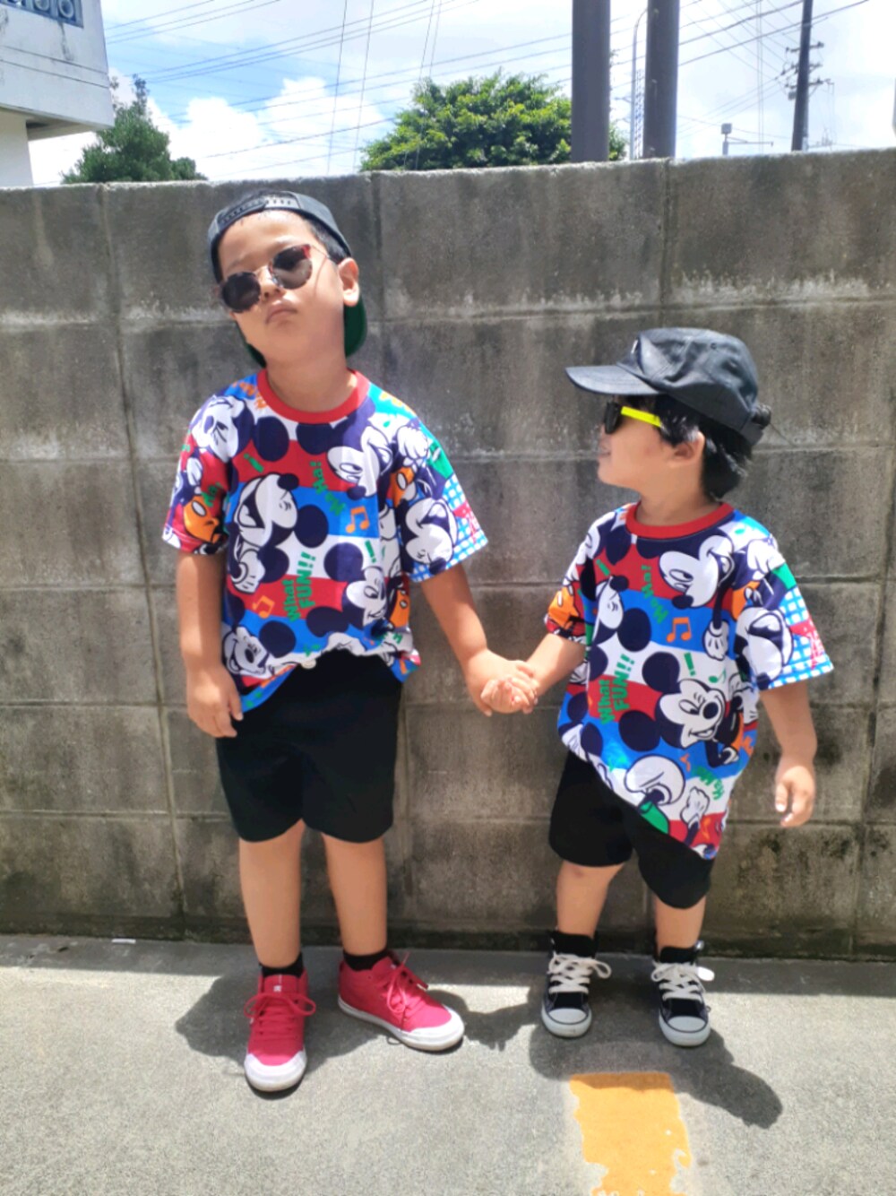 「キッズファッション、ビッグシルエット、スニーカー、summer、夏コーデ、ディズニー、kids、Tシャツ、キャップ、男の子」｜「CONVERSEのCONVERSE/CHILD ALL STAR（スニーカー、ブラック系）」を使った、mu〜toさん（キッズ・120cm）の夏コーディネートの1枚目の写真