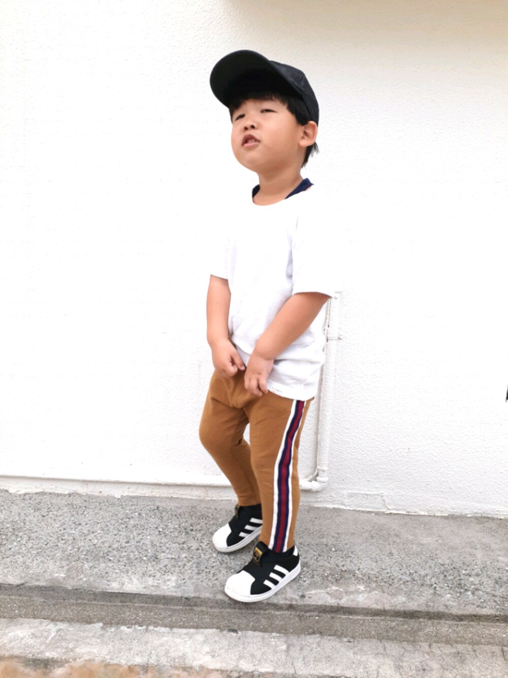 「プチプラ、キッズファッション、Branshes、kids、adidas、ワッフル、おしゃれさんと繋がりたい、Tシャツ、春コーデ、公園」｜「BRANSHESのサイドラインパンツ（その他パンツ、イエロー系）」を使った、mu〜toさん（キッズ・110cm）の春コーディネートの1枚目の写真