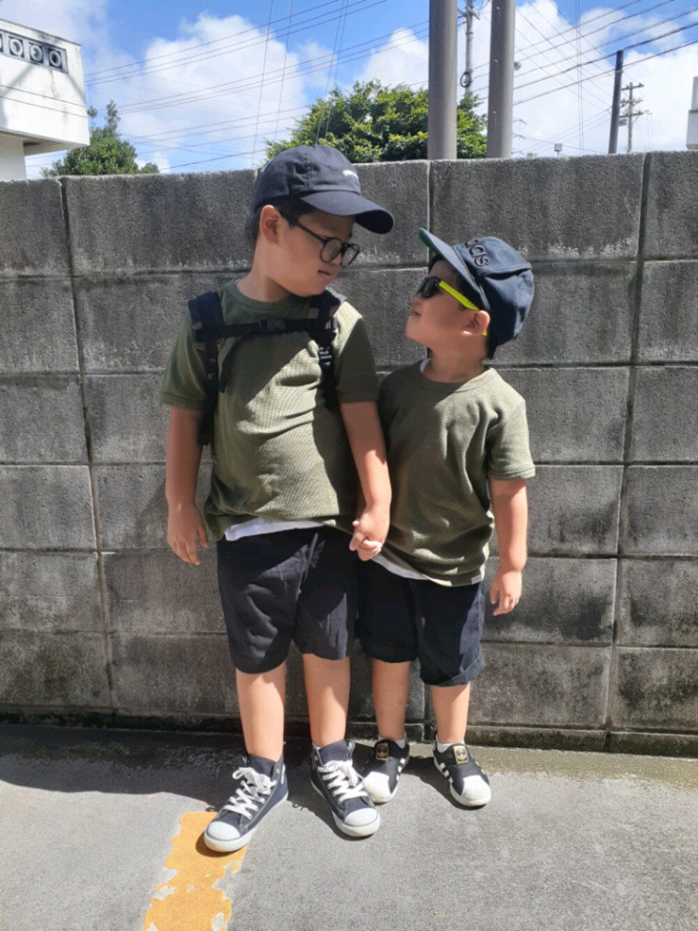 「シンプルコーデ、キャップ、夏、ハーフパンツ、おしゃれさんと繋がりたい、コンバース、キッズコーデ、サングラス、休日スタイル、adidas」｜「BRANSHESのプレミアムストレッチハーフパンツ（その他パンツ、ブラック系）」を使った、mu〜toさん（キッズ・120cm）の夏コーディネートの1枚目の写真