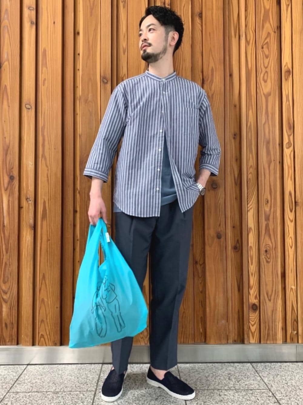 「大人カジュアル、イージーパンツスタイル、スタイリングのアクセントに活躍する柄シャツ、Casual」｜「Rivierasの[ リヴィエラ ] SC Riviera クラシック 20 スリッポン（スリッポン、ブルー系）」を使った、hiraさん（メンズ・176cm）の春コーディネートの1枚目の写真