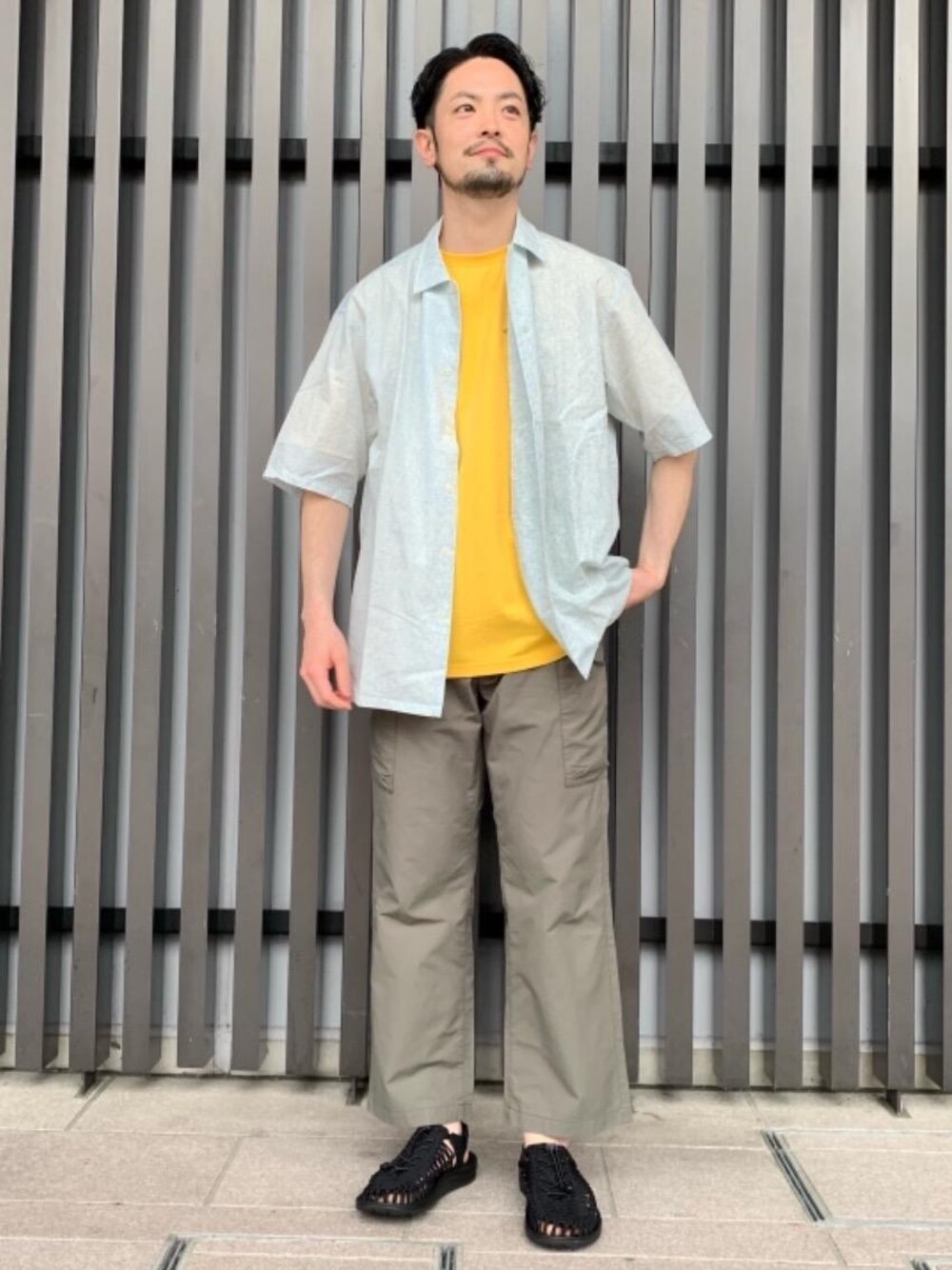 「シャツ/ブラウス、アウトドア/アスレジャー、☆柄シャツ、■DAIWA」｜「KEENの[ キーン ] KEEN UNEEK ユニーク サンダル（サンダル、ブラック系）」を使った、hiraさん（メンズ・176cm）の春コーディネートの1枚目の写真
