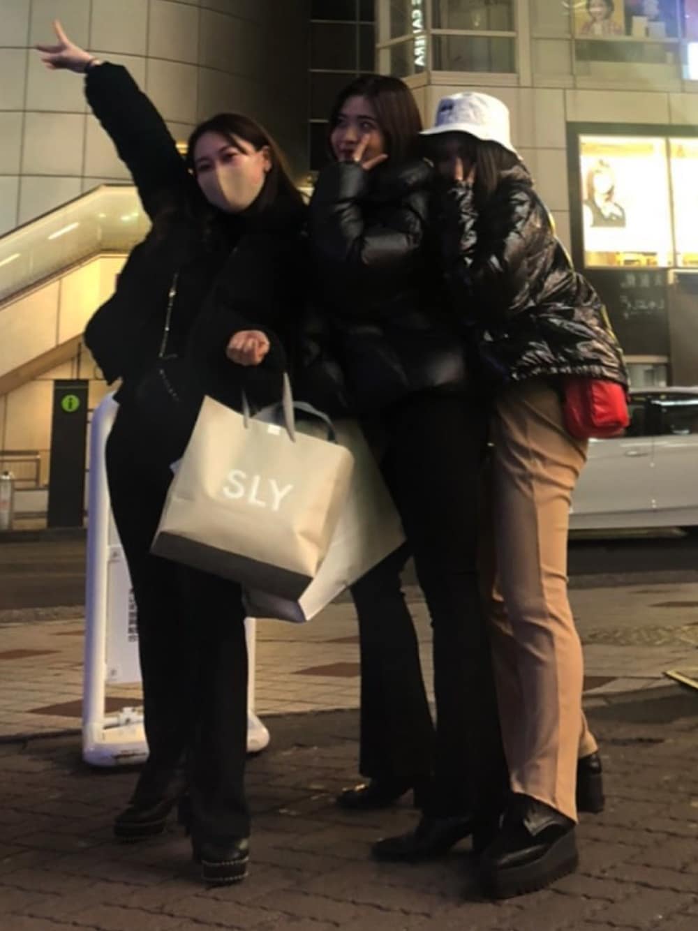 「フレアパンツ、渋谷、ブラックコーデ、クラブ、SLY」｜「STUSSYのKids Original Stock Washed（ハット、ホワイト系）」を使った、2000comjpさん（レディース・163cm）の冬コーディネートの1枚目の写真