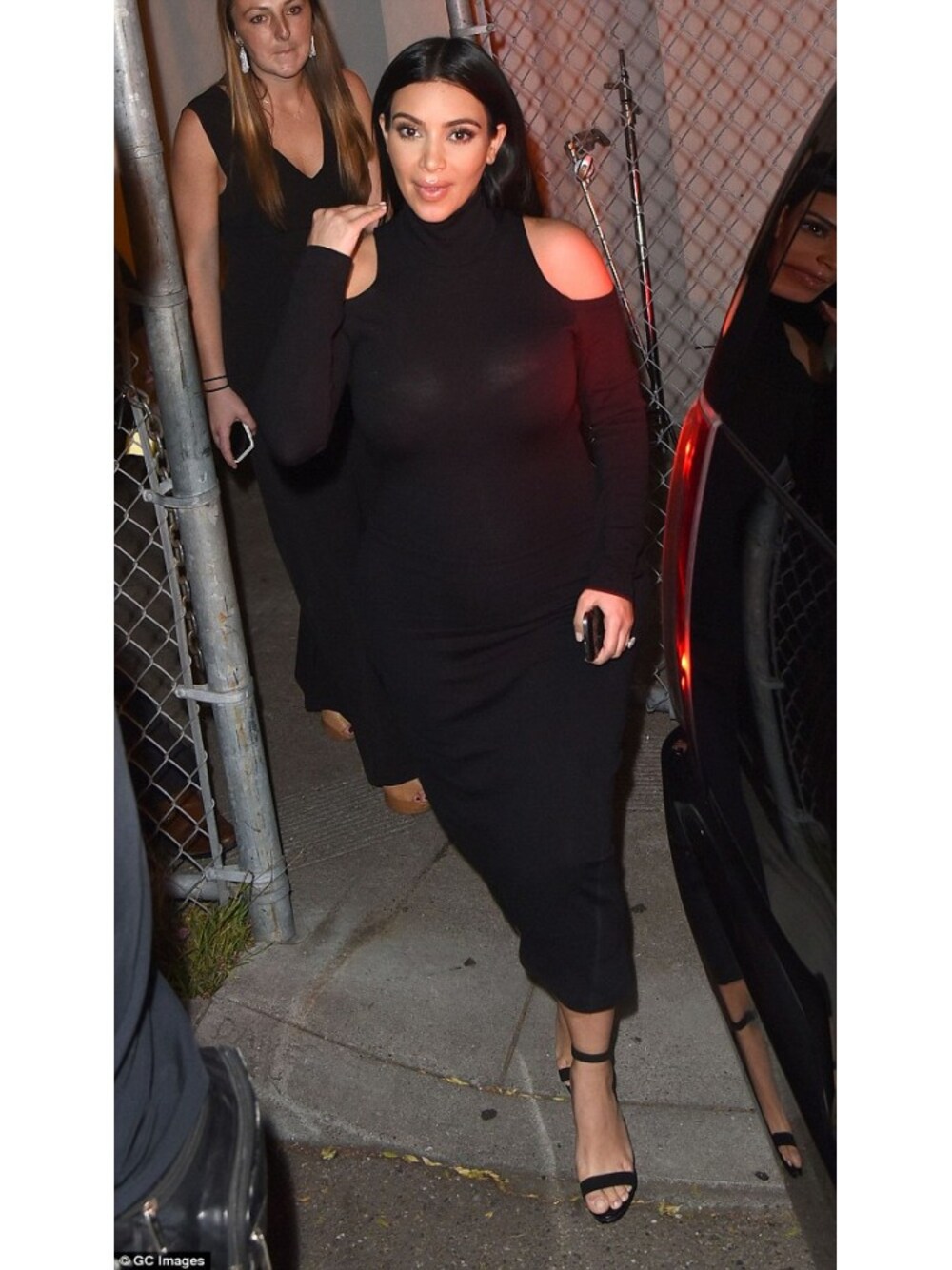 ブラック系のドレスを着用したレディースの春コーディネートの1枚目の写真