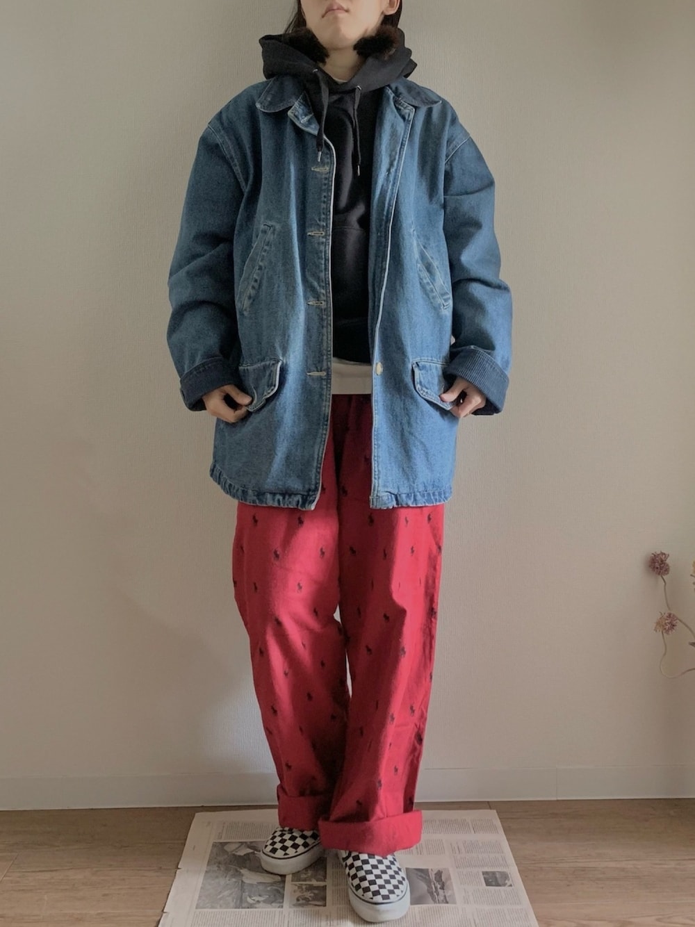 ブラック系のスニーカー、ブラック系のパーカー、ブルー系のデニムジャケットを着用したレディースの冬コーディネートの1枚目の写真