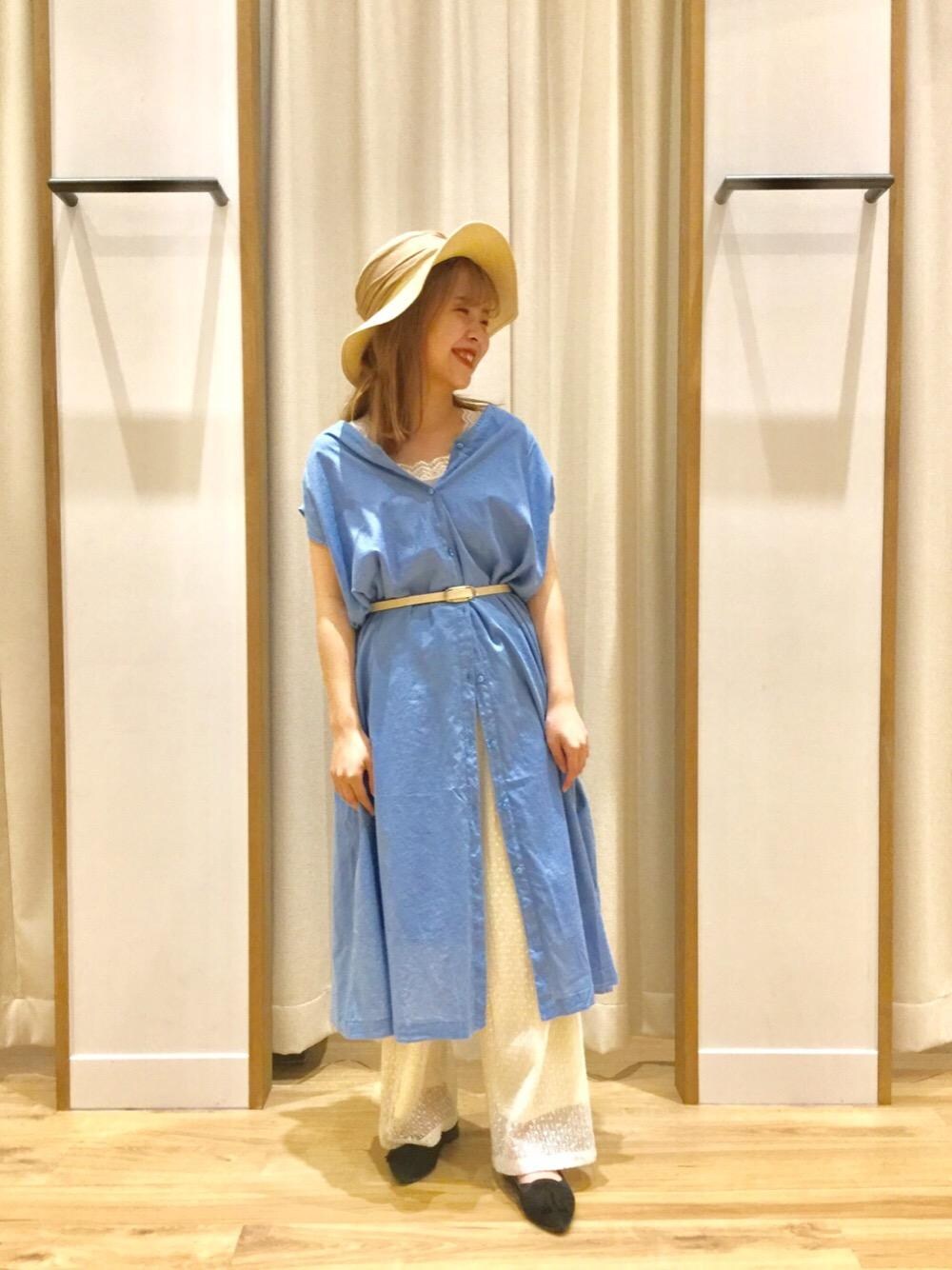 ホワイト系のその他パンツ、ブルー系のワンピース、グレー系のキャミソールを着用したレディースの春コーディネートの1枚目の写真