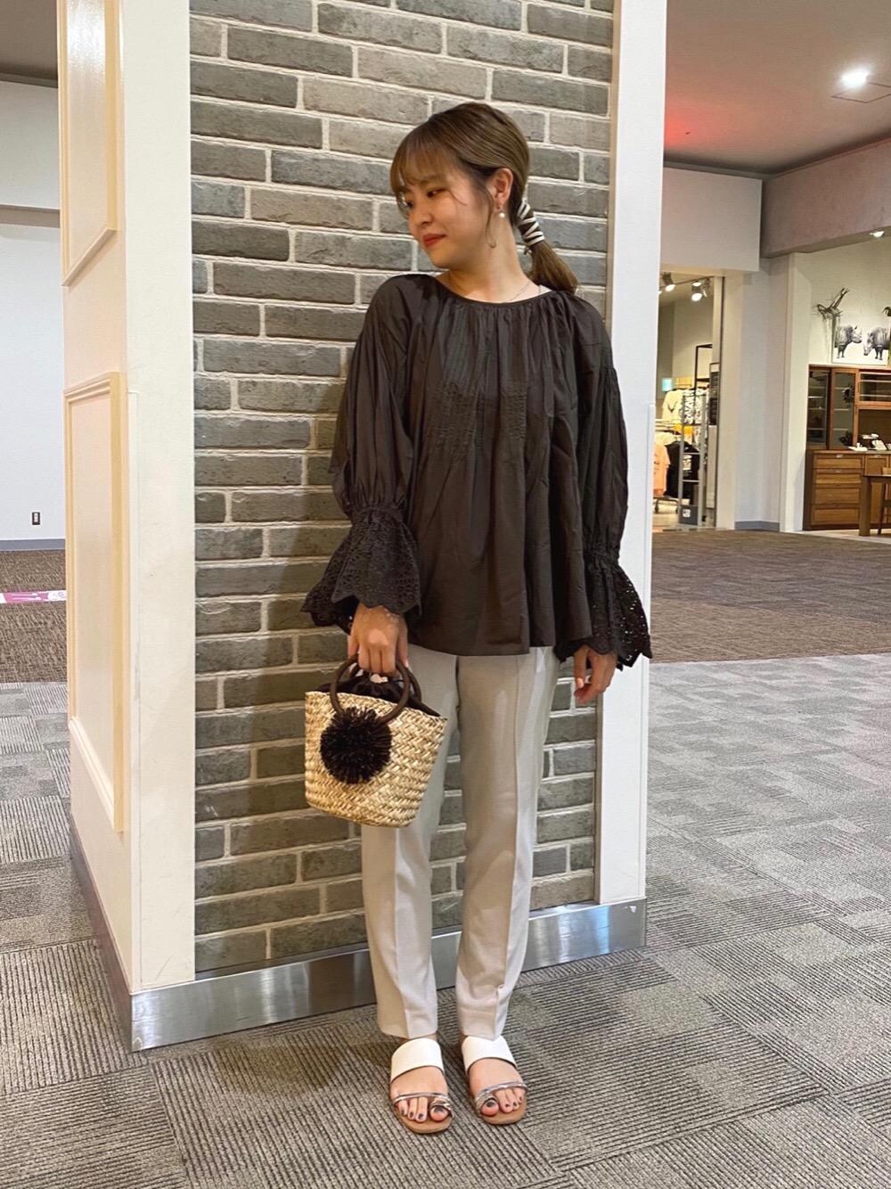 ブラウン系のかごバッグ、グレー系のその他パンツ、ブラウン系のシャツ/ブラウスを着用したレディースの夏コーディネートの1枚目の写真