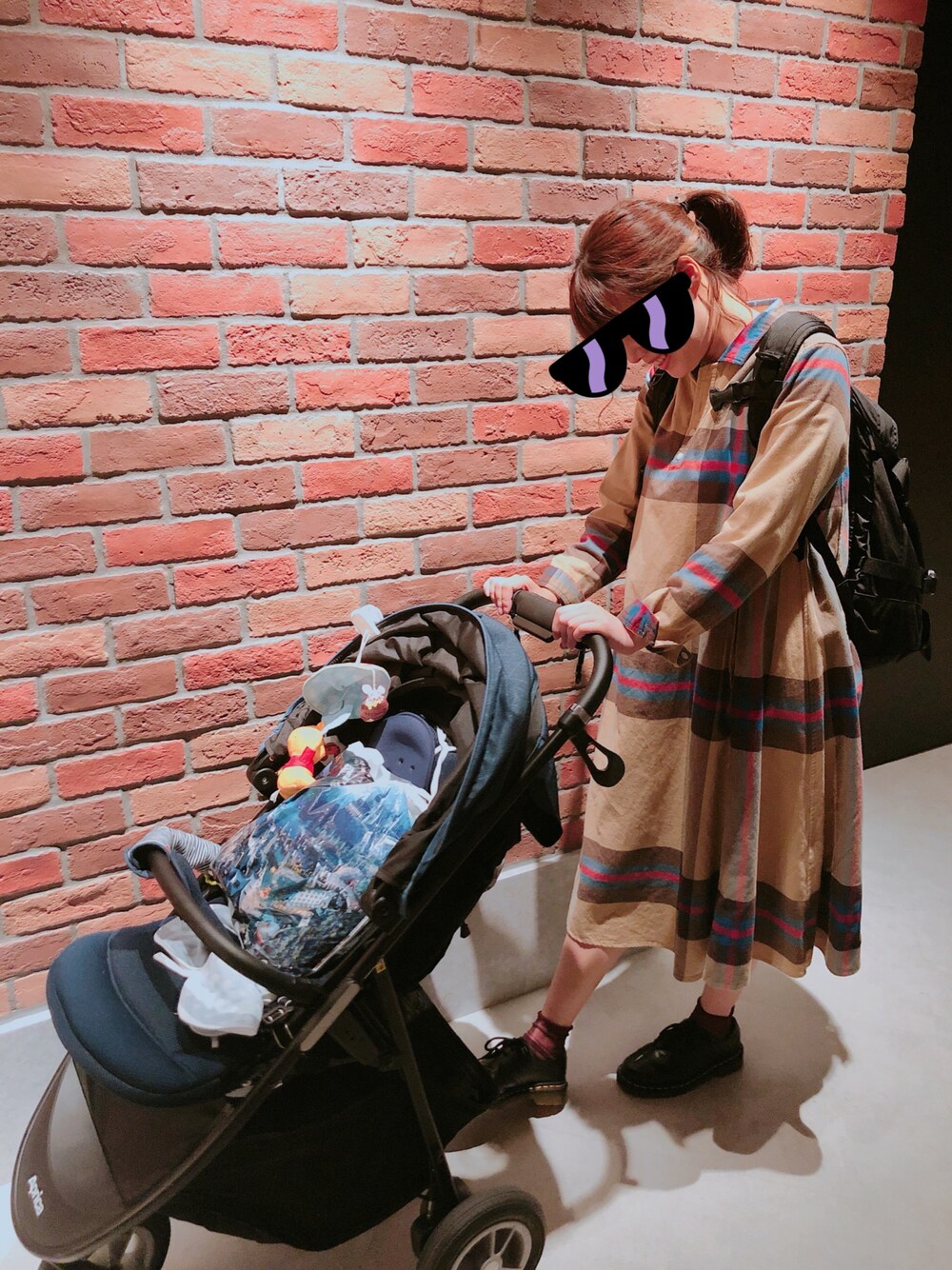 「友達コーデ、秋」｜「Apricaのアイテム（授乳ケープ/授乳クッション、ブラック系）」を使った、miyaさん（レディース・157cm）の秋コーディネートの1枚目の写真