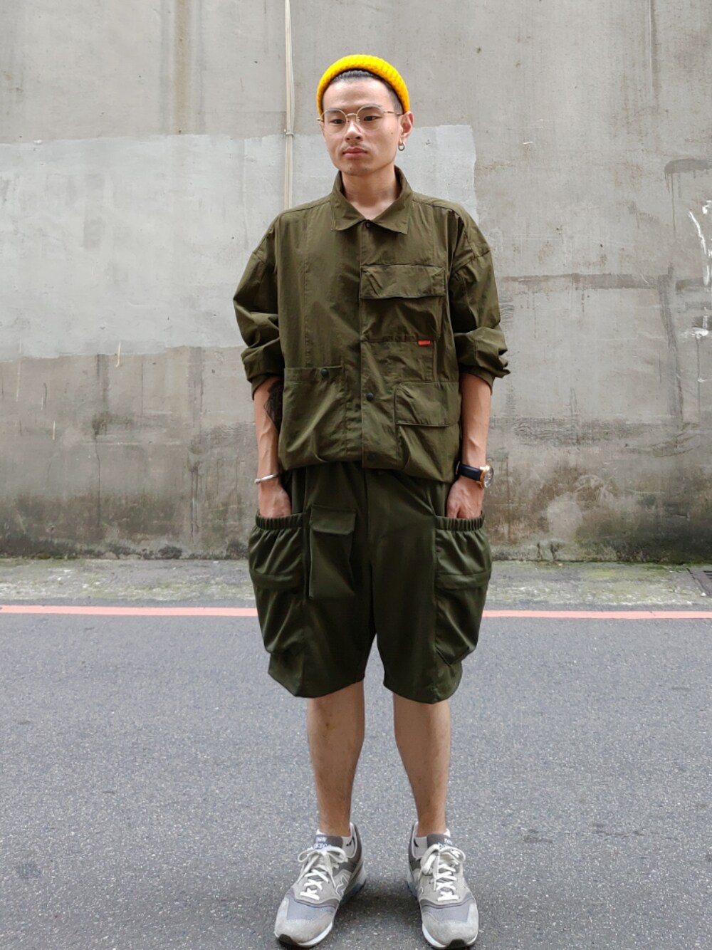 「ootd、街頭穿搭、日系極簡、oversize、基礎款、goopi、GOOPiMADE、New Balance、outfit、工裝褲」｜「NEW BALANCEのアイテム（シューズ、グレー系）」を使った、安さん（メンズ・158cm）の夏コーディネートの1枚目の写真