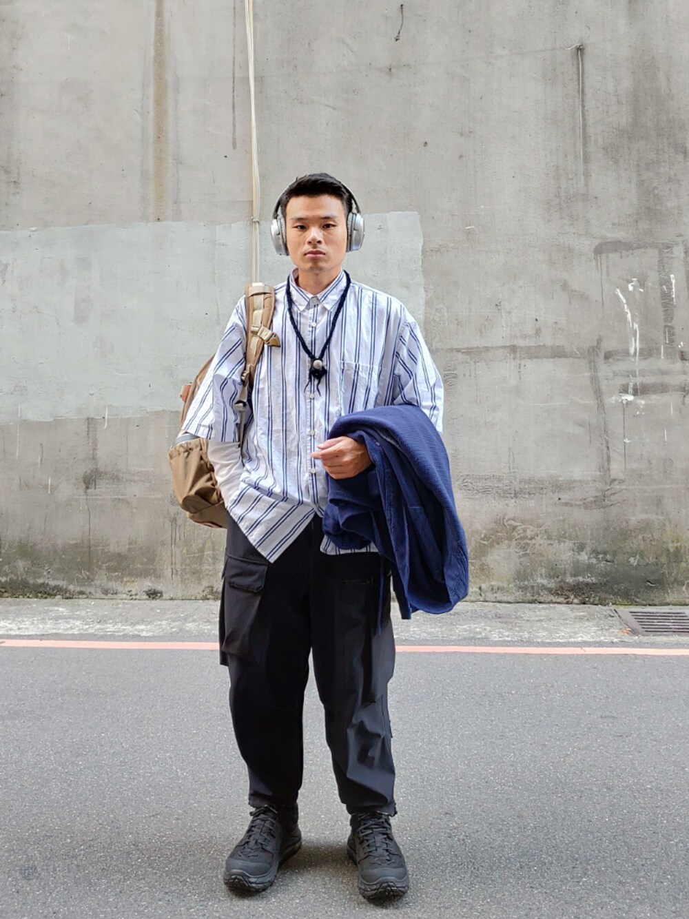 「ootd、oversize、日系極簡、outfit、HOKAONEONE、goopi、BOSE」｜「goopiのアイテム（その他パンツ、ブラック系）」を使った、安さん（メンズ・158cm）の秋コーディネートの1枚目の写真