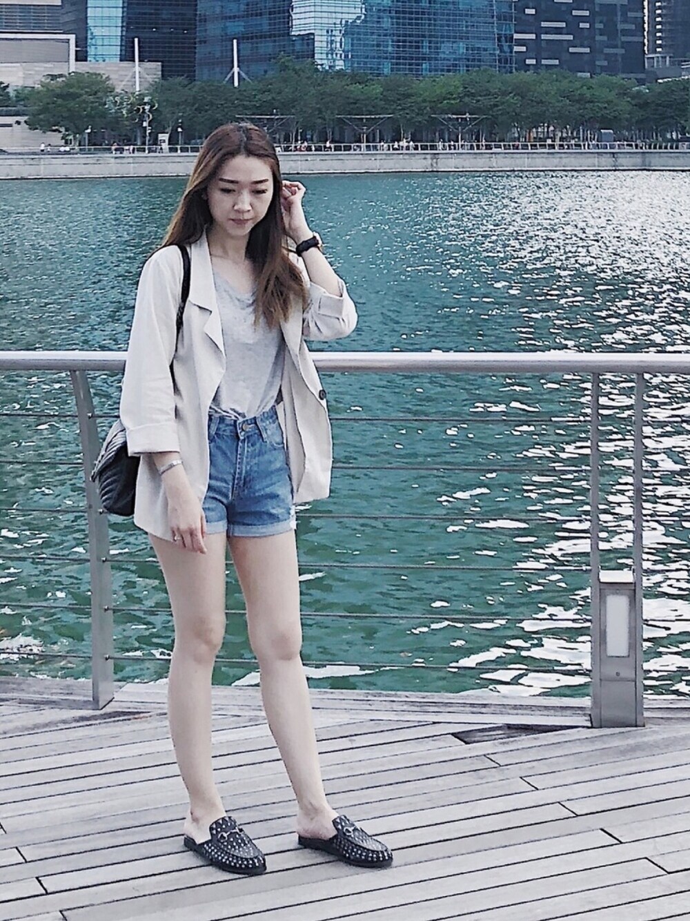 「ootd、summer、denim、カジュアル、オトナカジュアル、ジャケット、デニム、ストリート、夏コーデ、casual」｜「Arbutusのアイテム（アナログ腕時計、ブラック系）」を使った、mindeeさん（レディース・158cm）の秋コーディネートの1枚目の写真