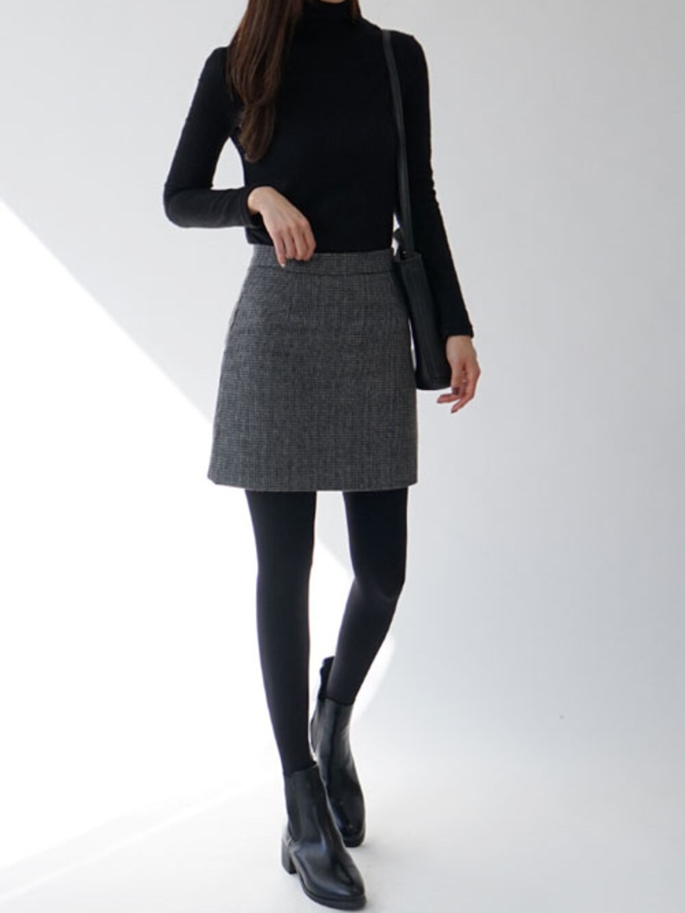 「韓国ファッション、マイソエン、mysoen」｜「mysoenの[14130]HOL’ｓ起毛Tシャツ（ポロシャツ、ブラック系）」を使った、マイソエンさん（レディース・165cm）の秋コーディネートの1枚目の写真