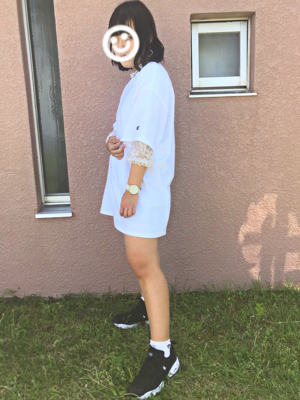 ホワイト系のTシャツ/カットソー、ブラック系のスニーカーを着用したレディースの夏コーディネートの1枚目の写真