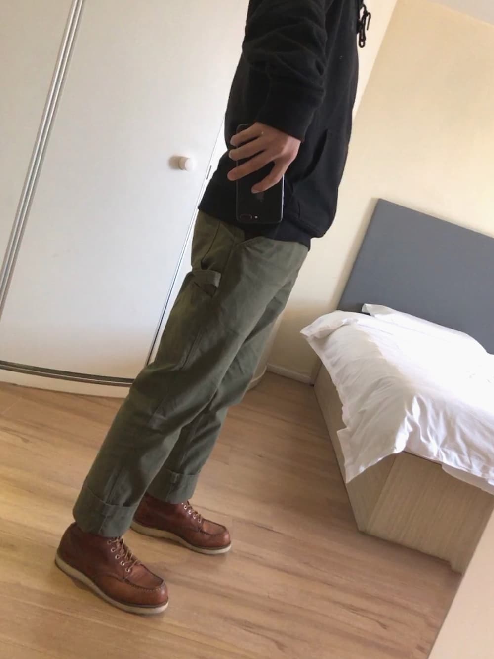 「RED WINGのアイテム（ブーティ、ブラウン系）」を使った、信治さん（メンズ・180cm）の秋コーディネートの1枚目の写真