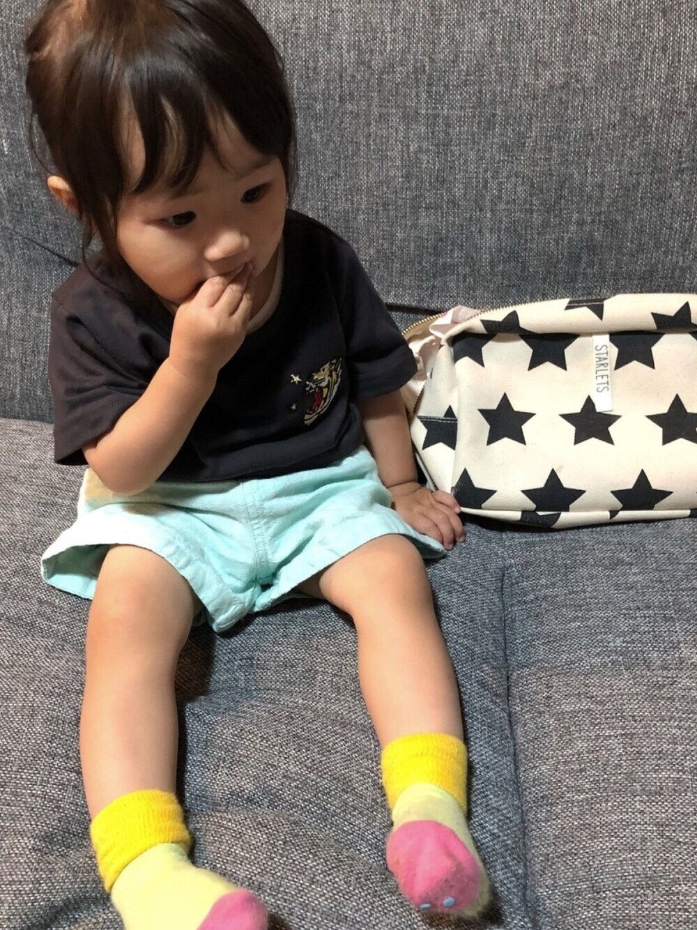 「保育園コーデ、グローバルワーク(GLOBAL WORK)、Tシャツ、ハーフパンツ、ハッピーソックス、happy socks、GLOBAL WORK」｜「GLOBAL WORKの吸水速乾【キッズ】ドライ/プリントＴシャツ/780412（Tシャツ/カットソー、グレー系）」を使った、uniさん（キッズ・80cm）の春コーディネートの1枚目の写真