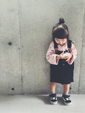 「オールドスクール」｜「アイテム（ジャンパースカート）」を使った、uniさん（キッズ・80cm）の秋コーディネート