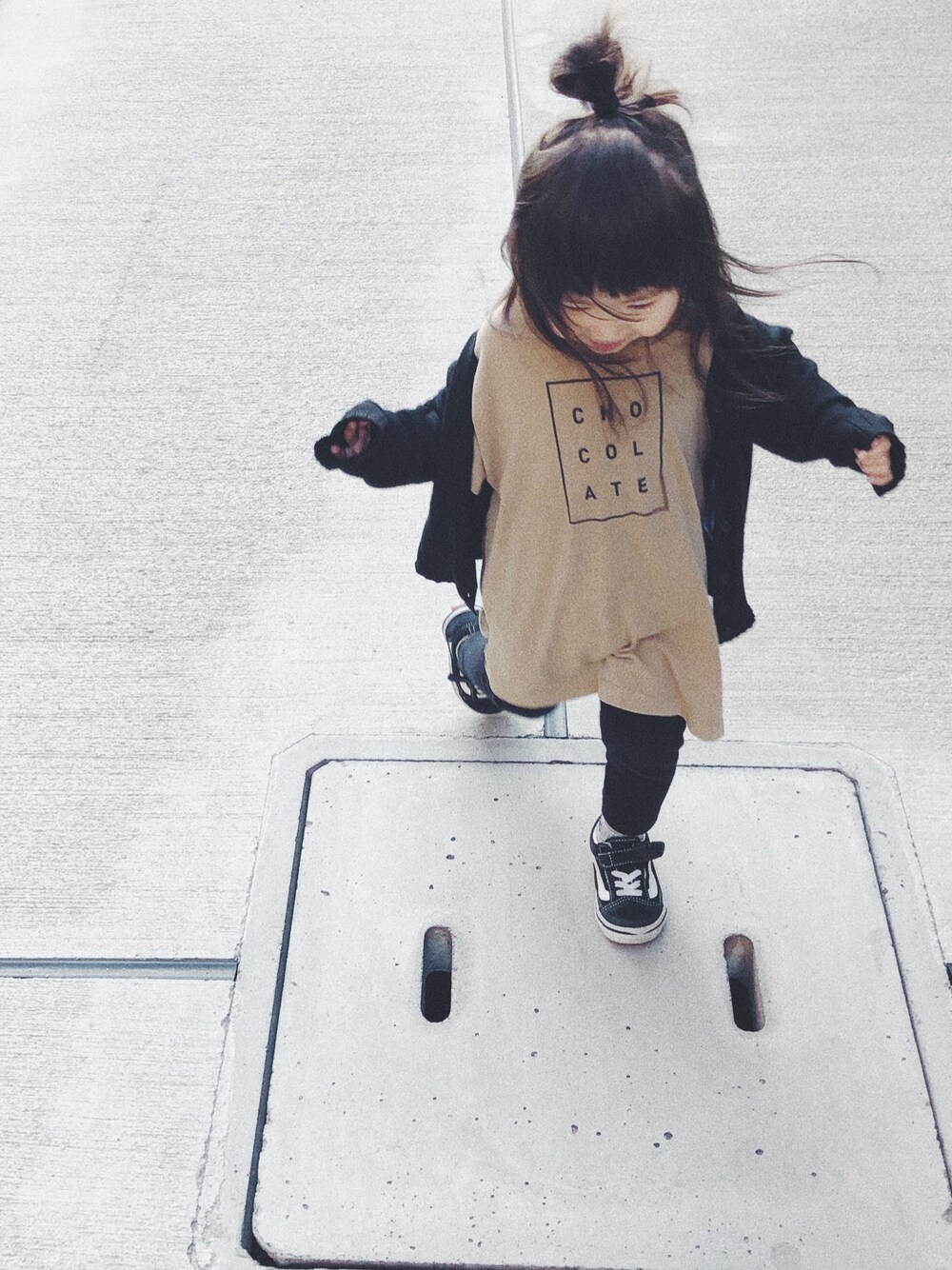 「平成最後のWEARISTAセンバツ、キッズコーデ、チャオパニックティピー(CIAOPANIC TYPY)、ciaopanicTYPY、VANS、oldskool、オールドスクール、リブレギンス」｜「CIAOPANIC TYPYの【ママとおそろい】ピグメントロゴチュニックTee（Tシャツ/カットソー、ベージュ系）」を使った、uniさん（キッズ・80cm）の春コーディネートの1枚目の写真