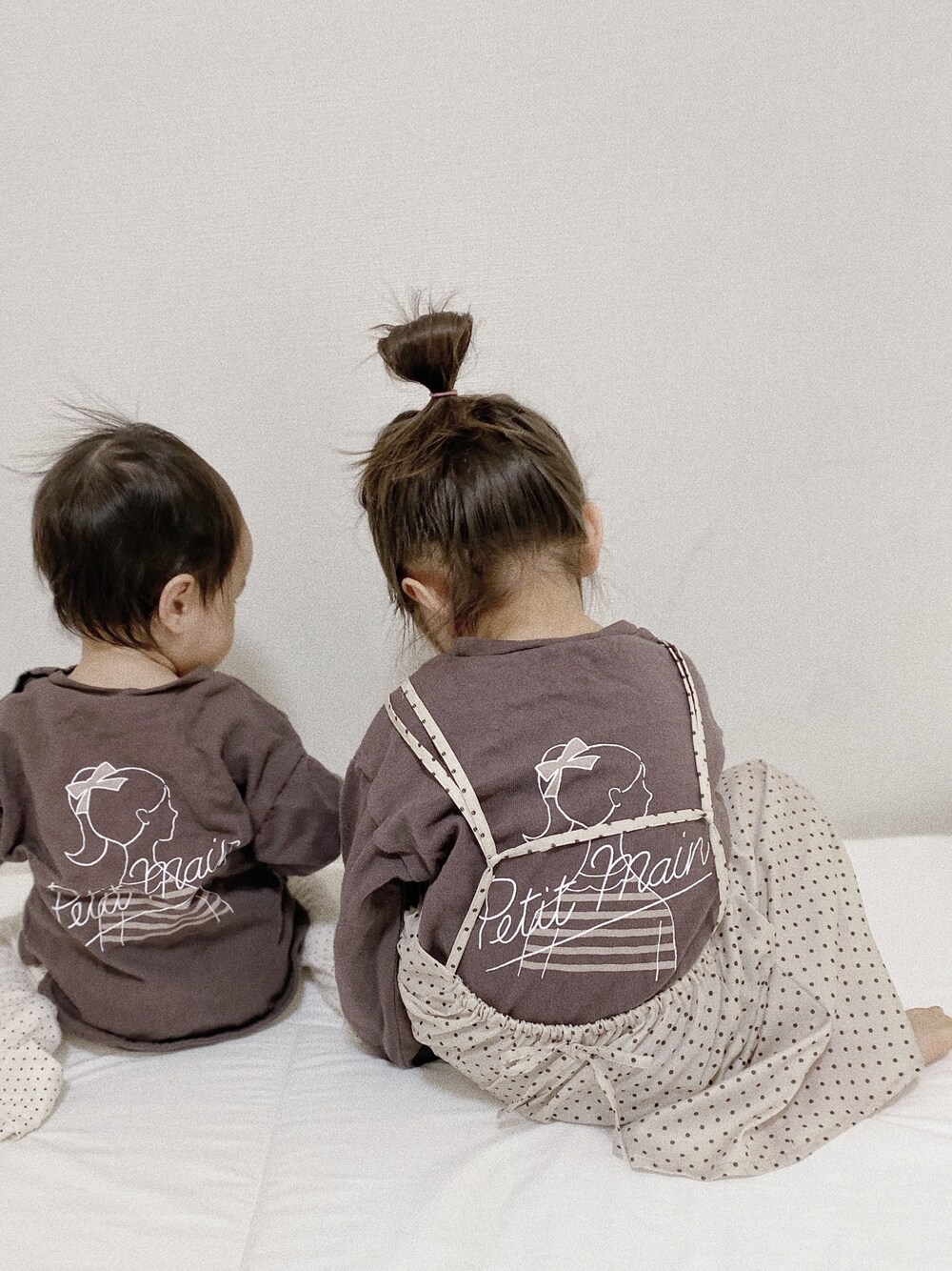 グレー系のTシャツ/カットソー、グレー系のTシャツ/カットソー、ベージュ系のワンピースを着用したキッズの春コーディネートの1枚目の写真