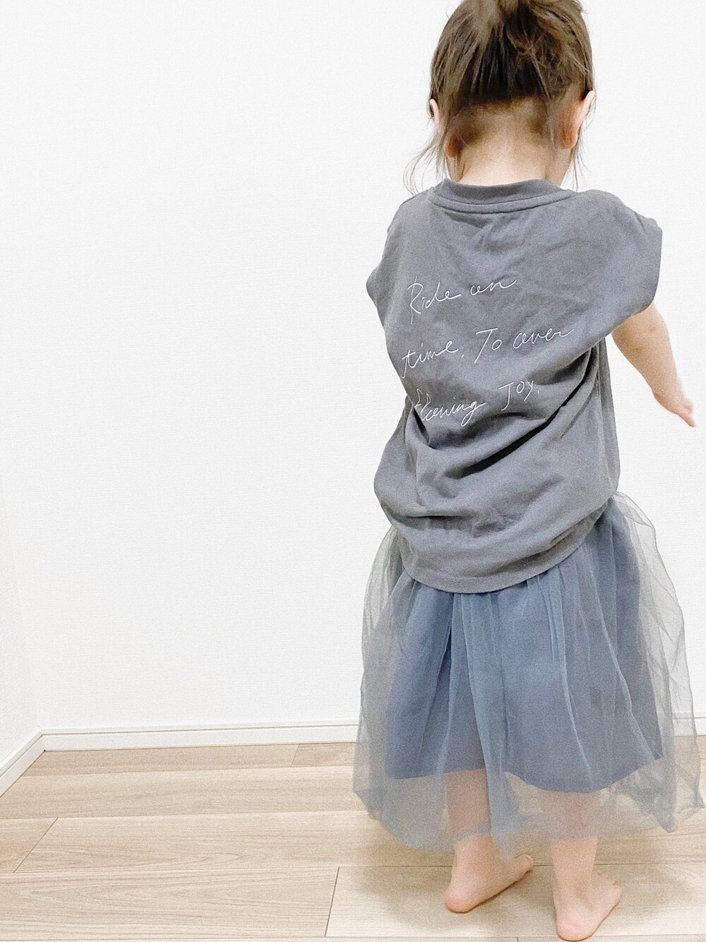 グレー系のTシャツ/カットソー、ホワイト系のスカートを着用したキッズの春コーディネートの1枚目の写真