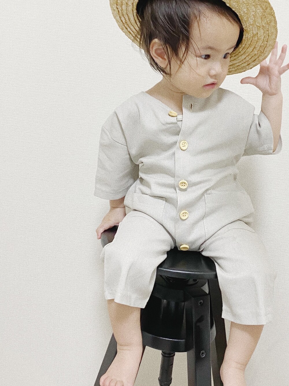 ベージュ系のオールインワン・サロペットを着用したキッズの春コーディネートの1枚目の写真