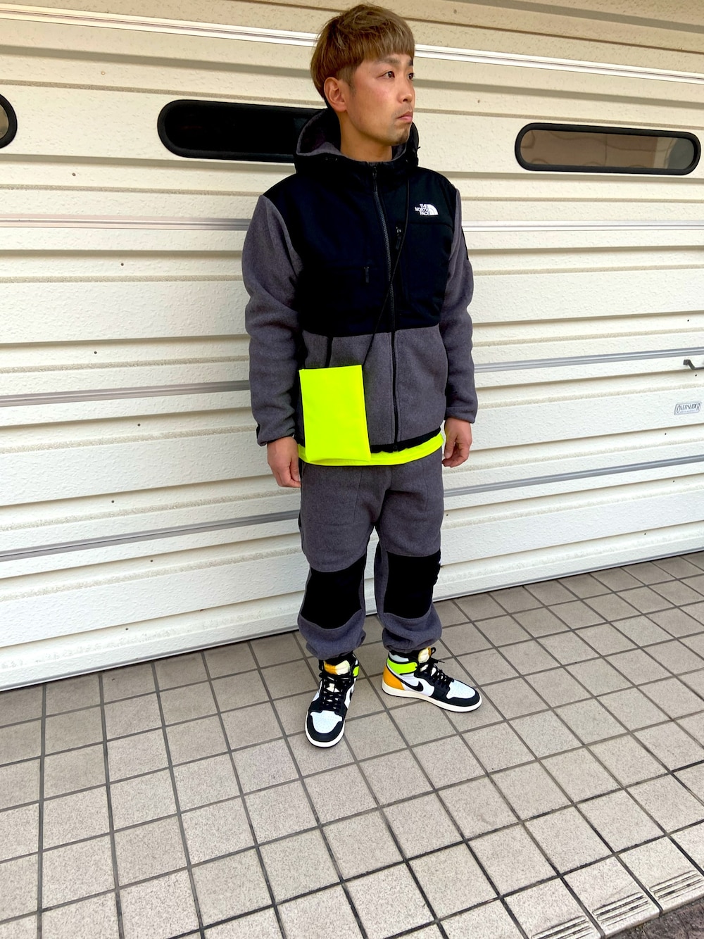 「今日のコーデ、セットアップ、THE NORTH FACE、AIR JORDAN、ネオンカラー」｜「SUNのアイテム（ボディバッグ/ウエストポーチ、イエロー系）」を使った、sunhiro3sunさん（メンズ・168cm）の冬コーディネートの1枚目の写真