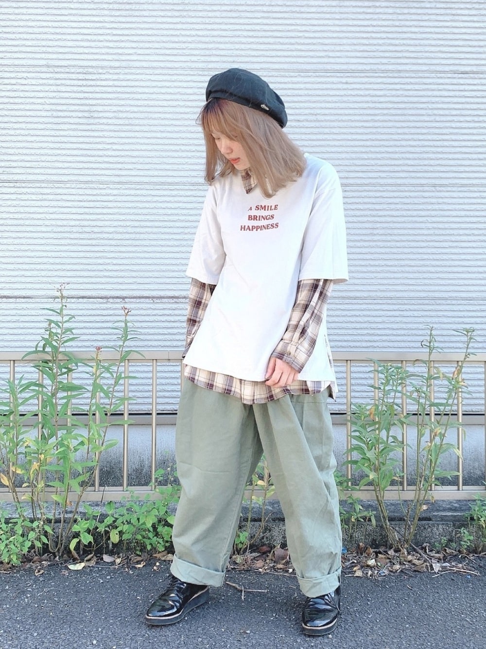 「ラブアンドピース2020、カジュアルコーデ、デリシャツ、秋色、プチプラ、チェックシャツ、Tシャツ、いいね、save、フォローお願いします🤑、ビッグシルエット、ベレー帽」｜「DRESKIPの厚底マニッシュレースアップシューズ（その他シューズ、ブラック系）」を使った、いとちゃんさん（レディース・154cm）の秋コーディネートの1枚目の写真