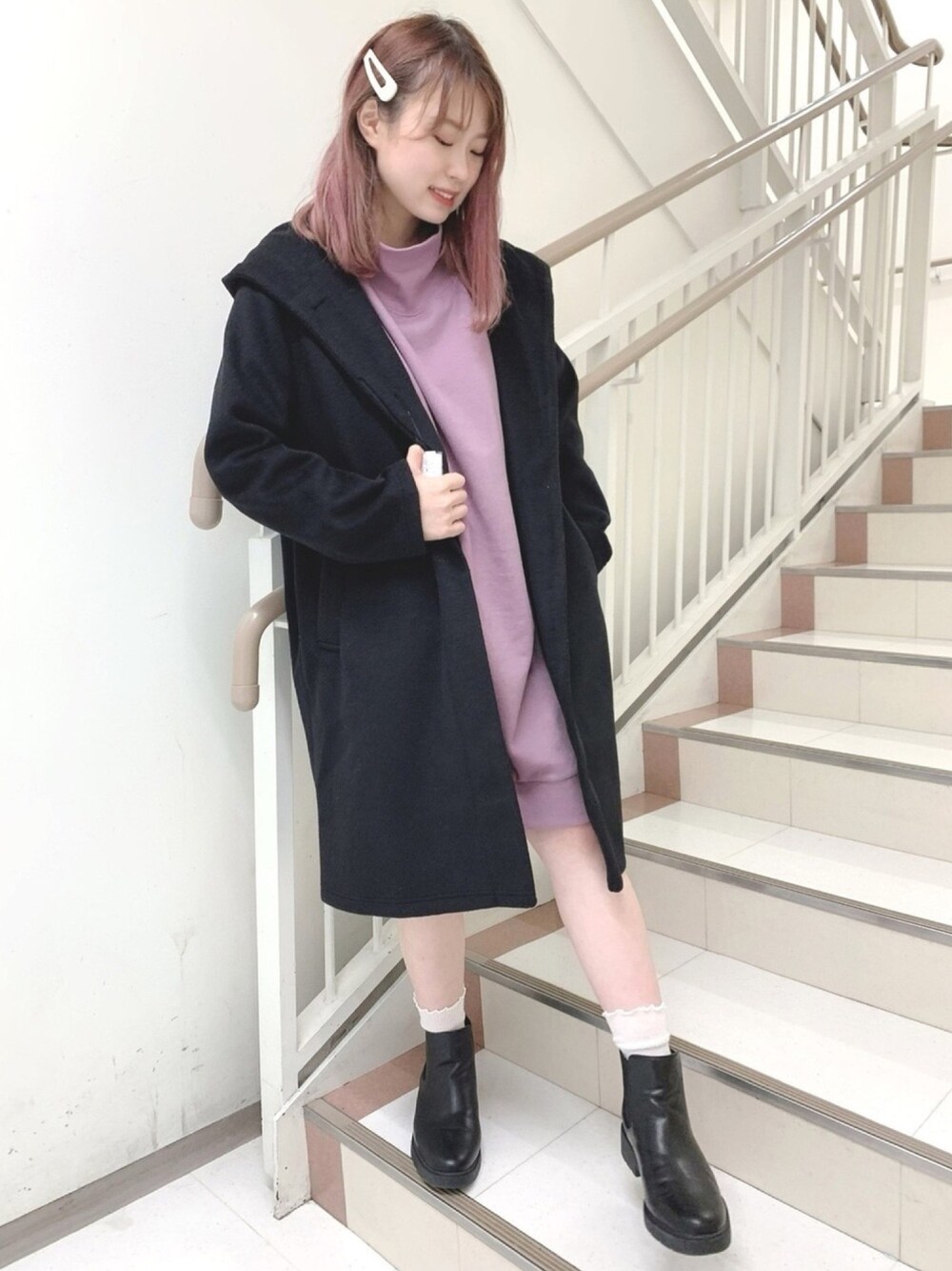 「シューラルー、ワンピース、コート、くすみカラー、くすみピンク、ショートブーツ、ブーツ、きれいめカジュアル、着回しコーデ、いいね、save、フォローお願いします🤑」｜「DRESKIPの【M-L】ビーバーフーデッドコート（その他アウター、ブラック系）」を使った、いとちゃんさん（レディース・154cm）の冬コーディネートの1枚目の写真