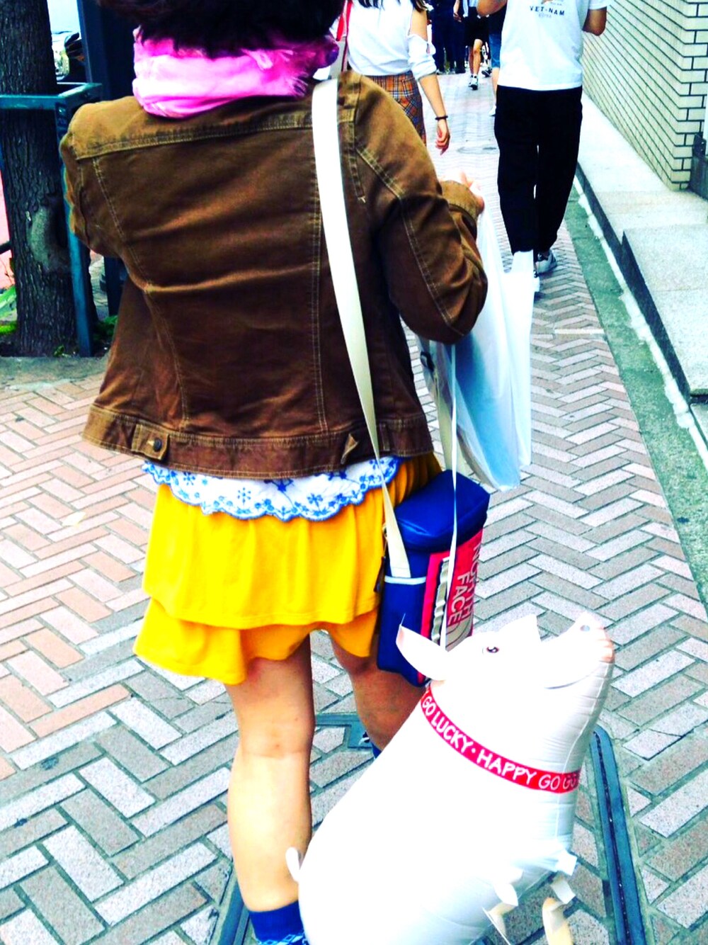 「渋谷」｜「AS KNOW AS plusのアイテム（バンダナ/スカーフ、ピンク系）」を使った、まの字さん（レディース・148cm）の春コーディネートの1枚目の写真