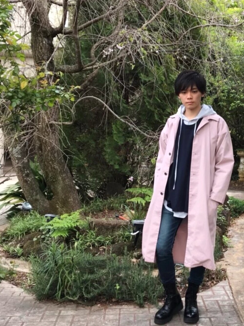 ブルー系のTシャツ/カットソー、ピンク系のその他アウター、その他のシャツ/ブラウスを着用したメンズの春コーディネートの1枚目の写真