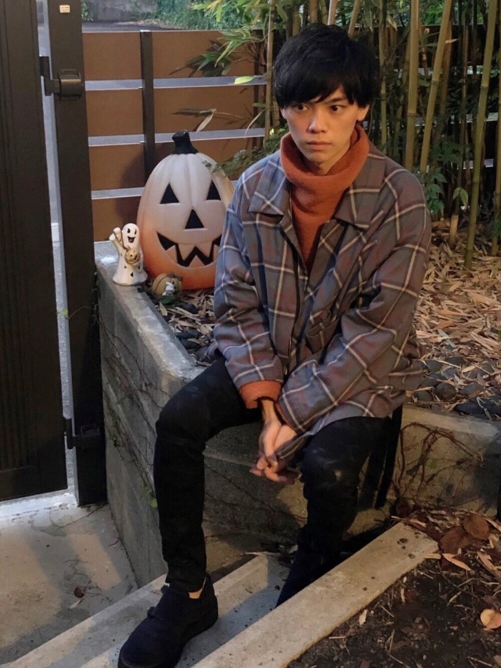 グレー系のブルゾン、ベージュ系のニット/セーター、ブラック系のその他パンツを着用したメンズの秋コーディネートの1枚目の写真