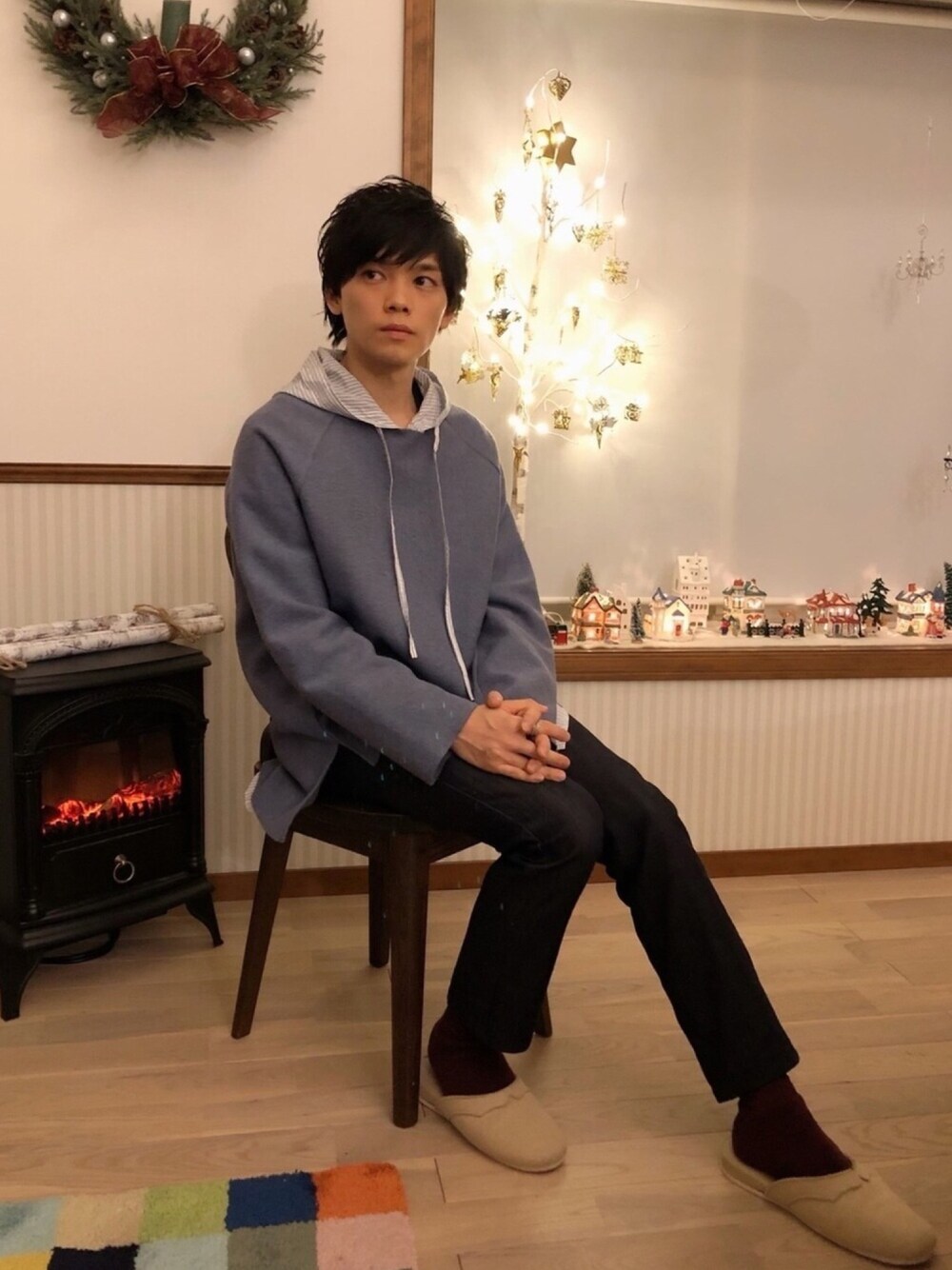 ブルー系のニット/セーター、ブルー系のその他パンツ、その他のシャツ/ブラウスを着用したメンズの秋コーディネートの1枚目の写真