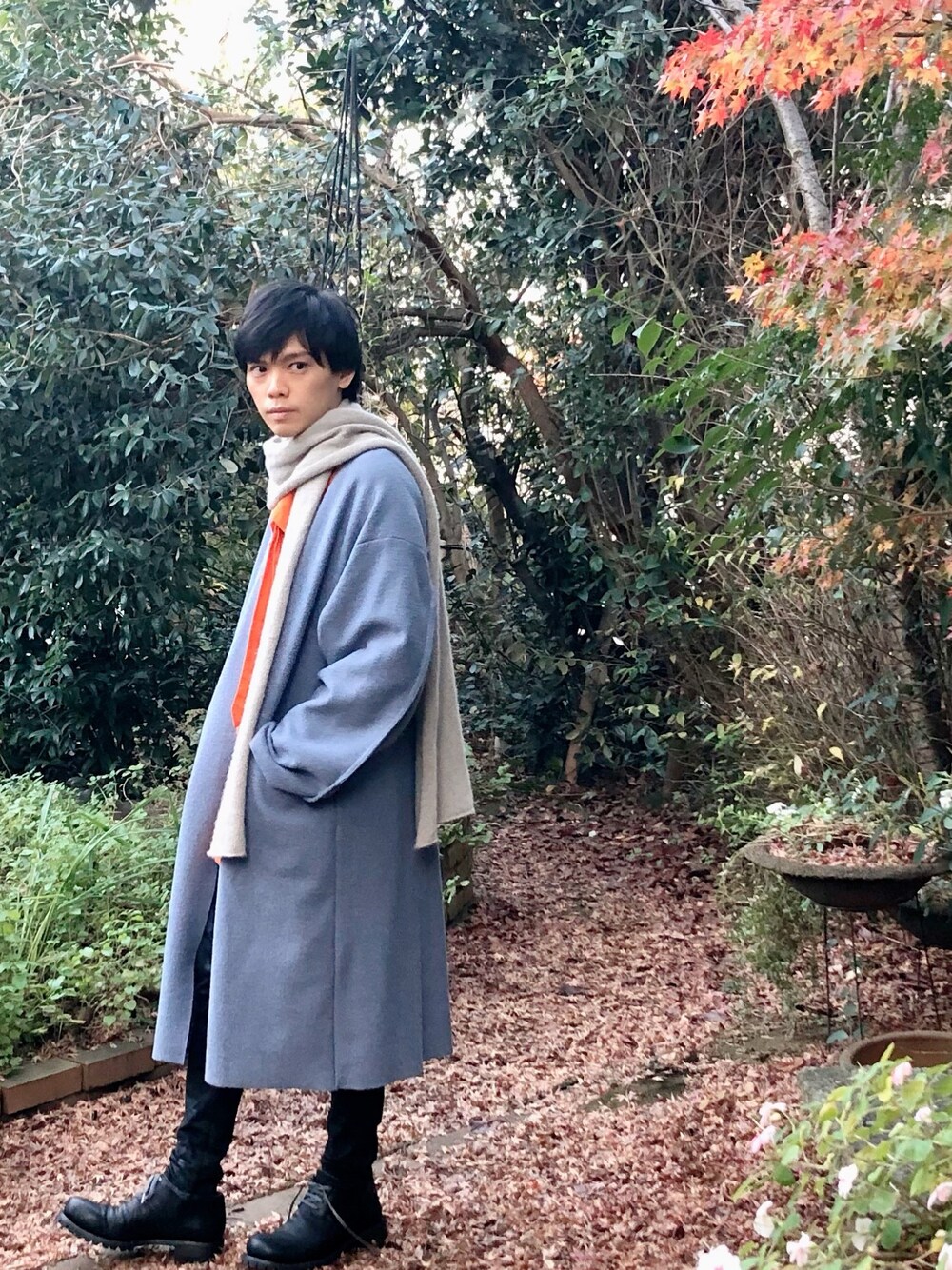 ベージュ系のカーディガン/ボレロ、オレンジ系のシャツ/ブラウス、ブラック系のその他パンツを着用したメンズの冬コーディネートの1枚目の写真