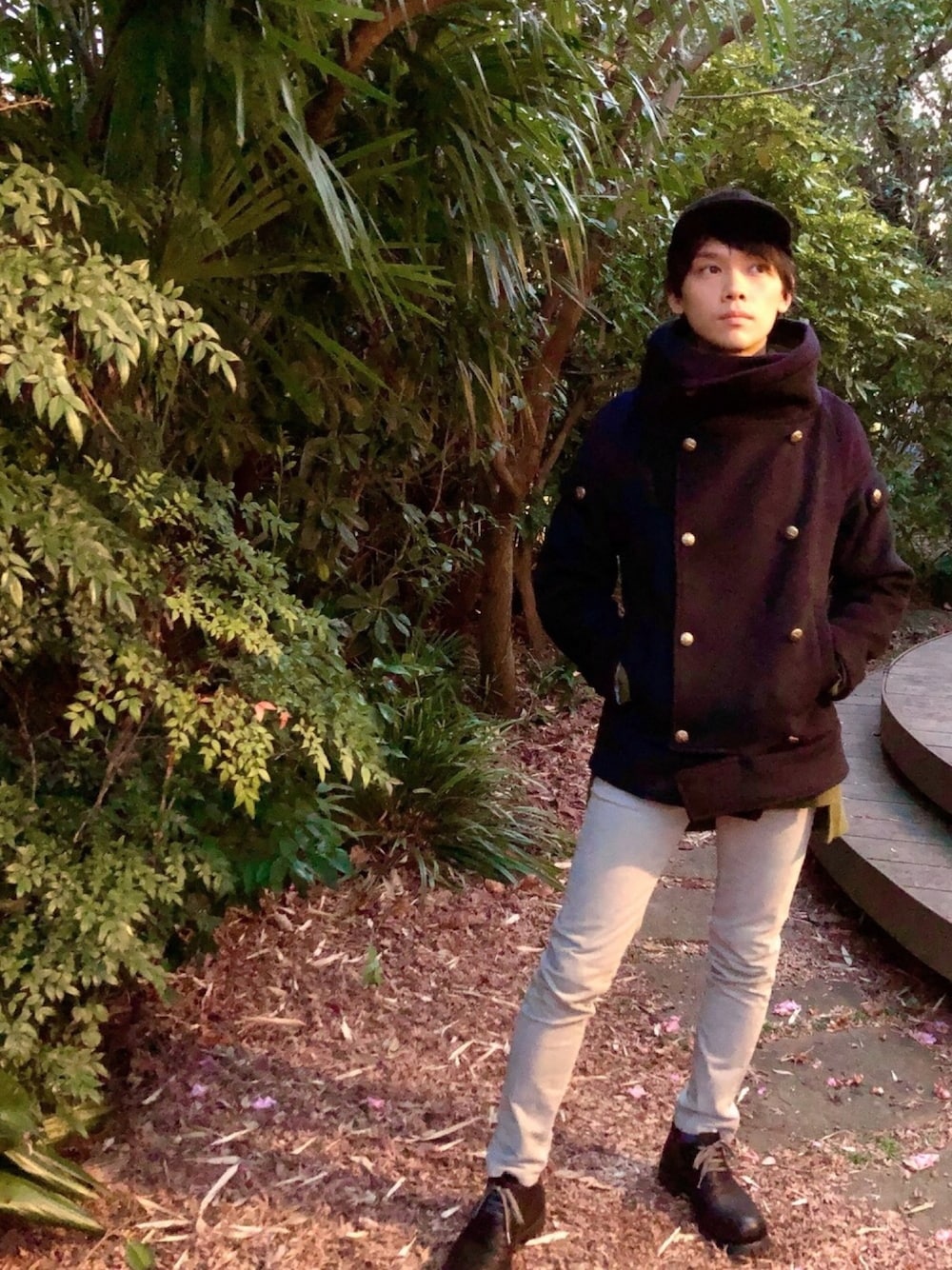 ブルー系のピーコート、ベージュ系のその他パンツ、ブラック系のシューズを着用したメンズの冬コーディネートの1枚目の写真