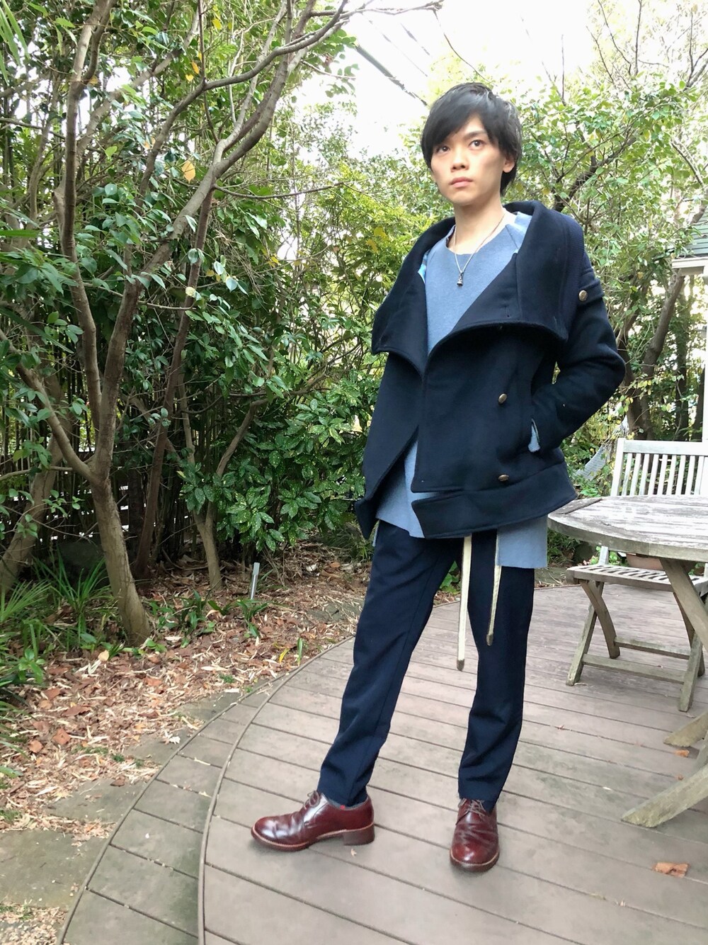 ブルー系のピーコート、ブルー系のスラックス、ブルー系のニット/セーターを着用したメンズの冬コーディネートの1枚目の写真