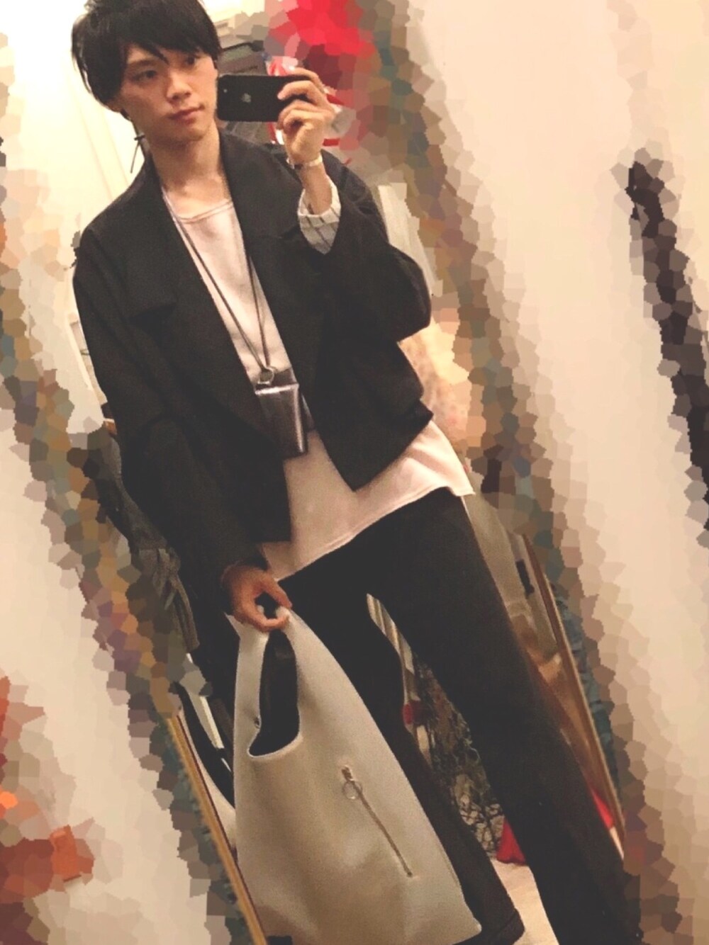 グレー系のブルゾン、ピンク系のスウェット、グレー系のパンツを着用したメンズの冬コーディネートの1枚目の写真