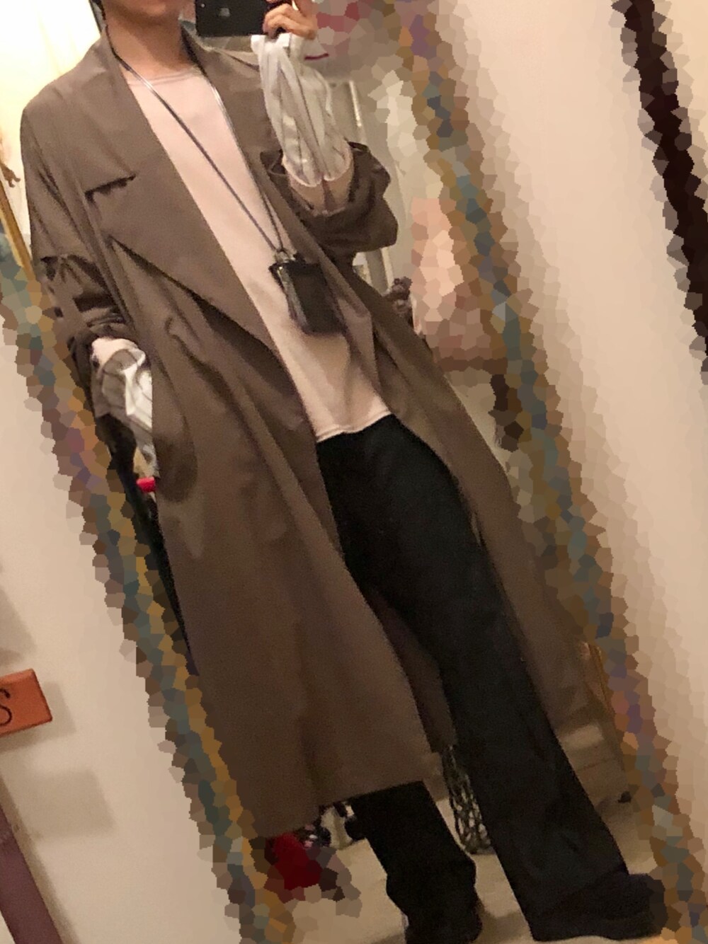 ベージュ系のその他アウター、グレー系のスラックス、ピンク系のスウェットを着用したメンズの冬コーディネートの1枚目の写真