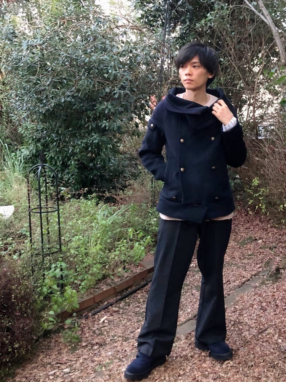 ブルー系のピーコート、グレー系のスラックス、ブルー系のその他シューズを着用したメンズの冬コーディネートの1枚目の写真