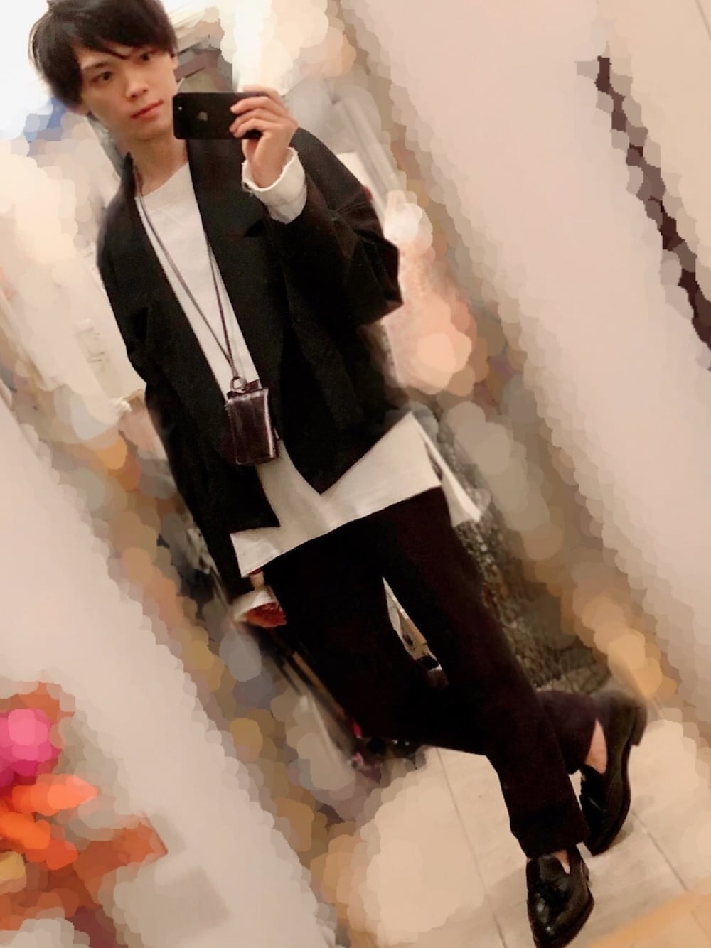 ホワイト系のTシャツ/カットソー、ブルー系のその他パンツ、グレー系のブルゾンを着用したメンズの冬コーディネートの1枚目の写真