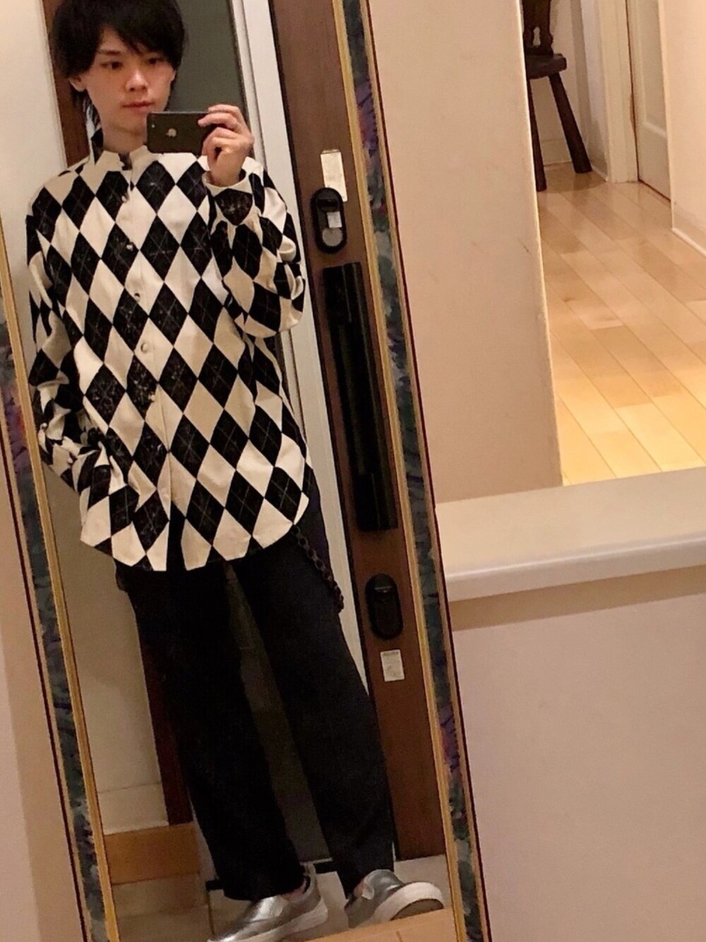 ホワイト系のシャツ/ブラウス、グレー系のスラックス、シルバー系のスニーカーを着用したメンズの春コーディネートの1枚目の写真